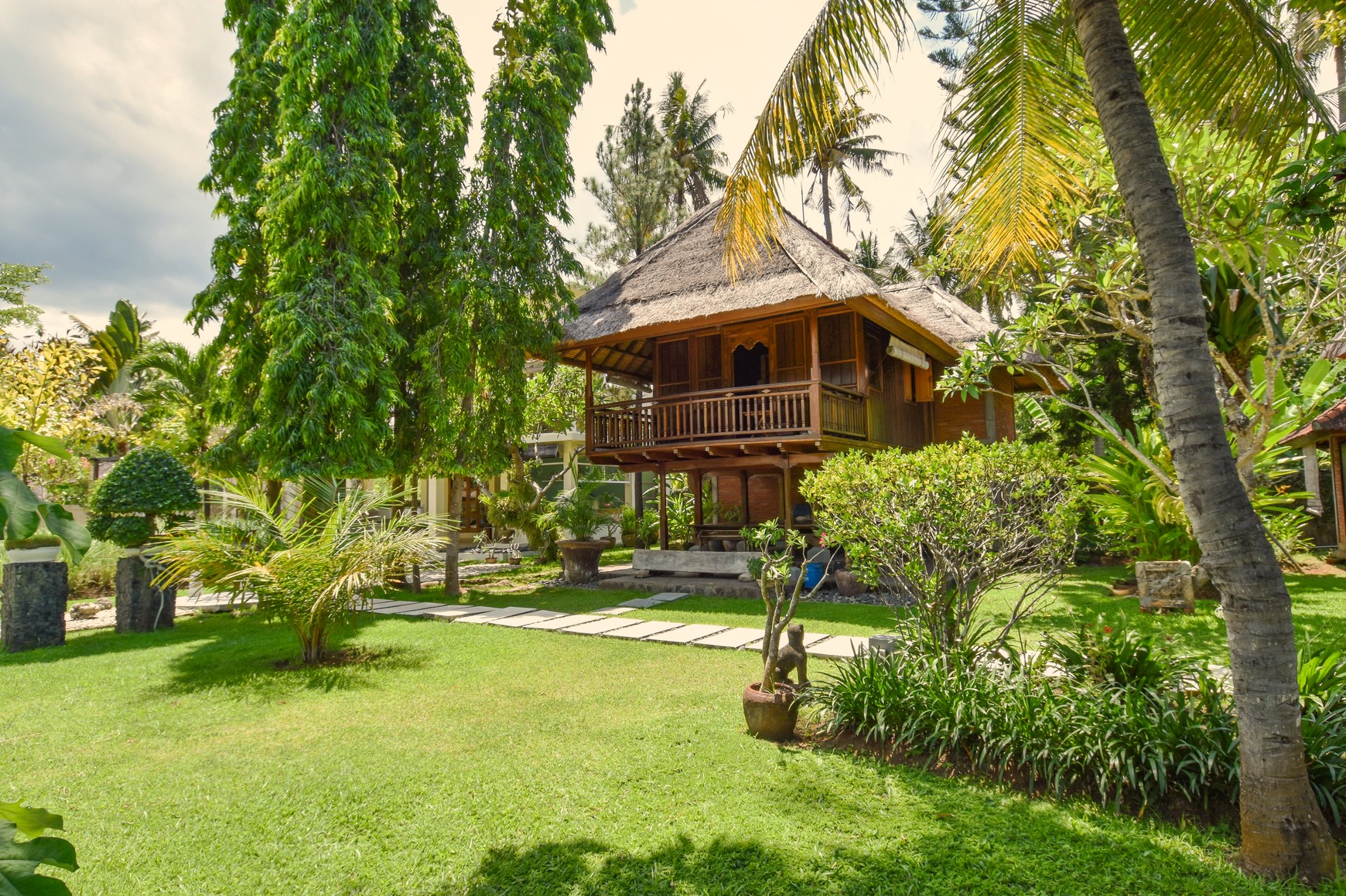 EXQUISITE VILLA WITH 3 BUNGALOWS AND TOWER IN LOVINA, NORTH BALI