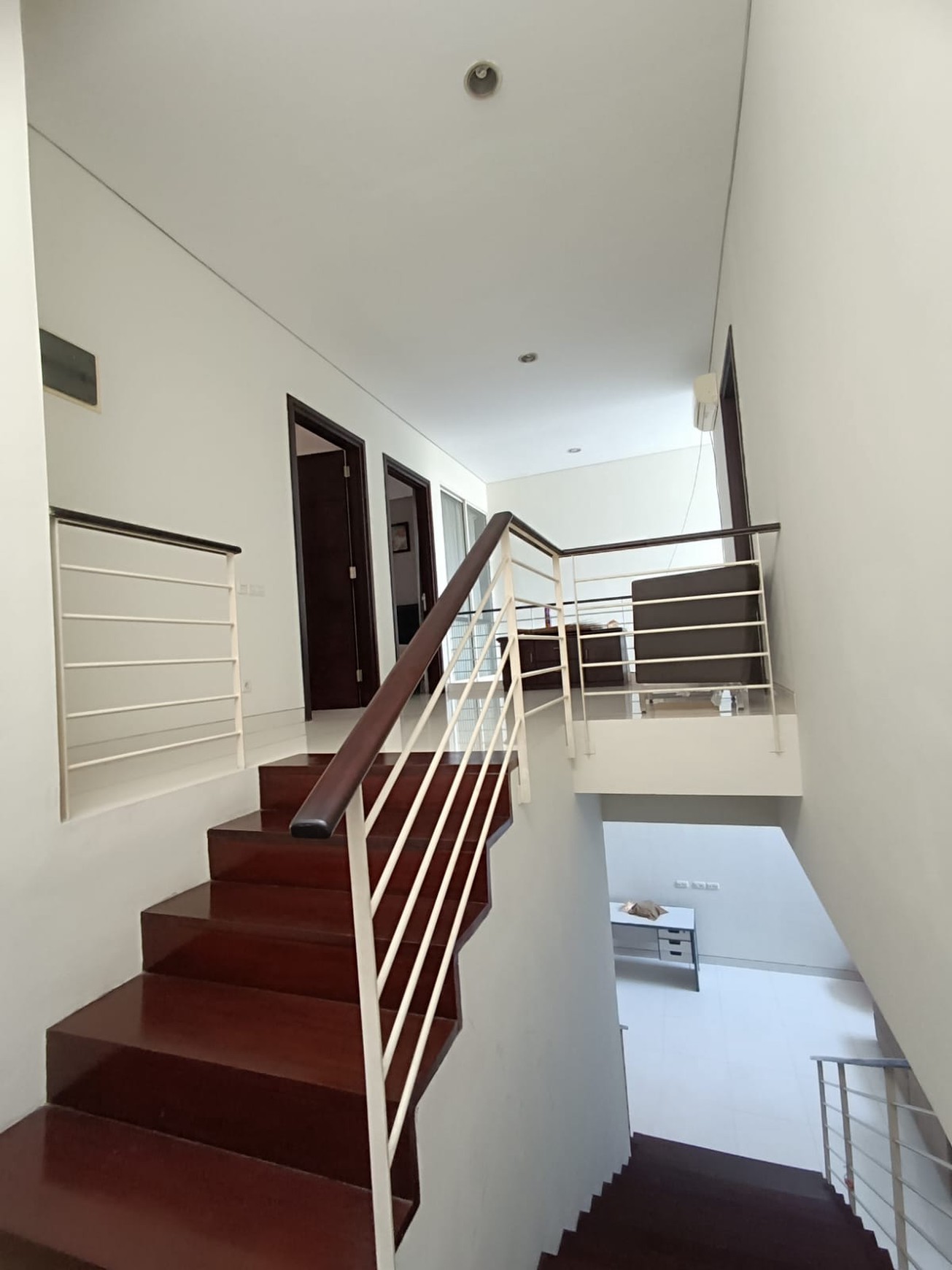 Disewakan Rumah Premium Graha Famili Desain Minimalis