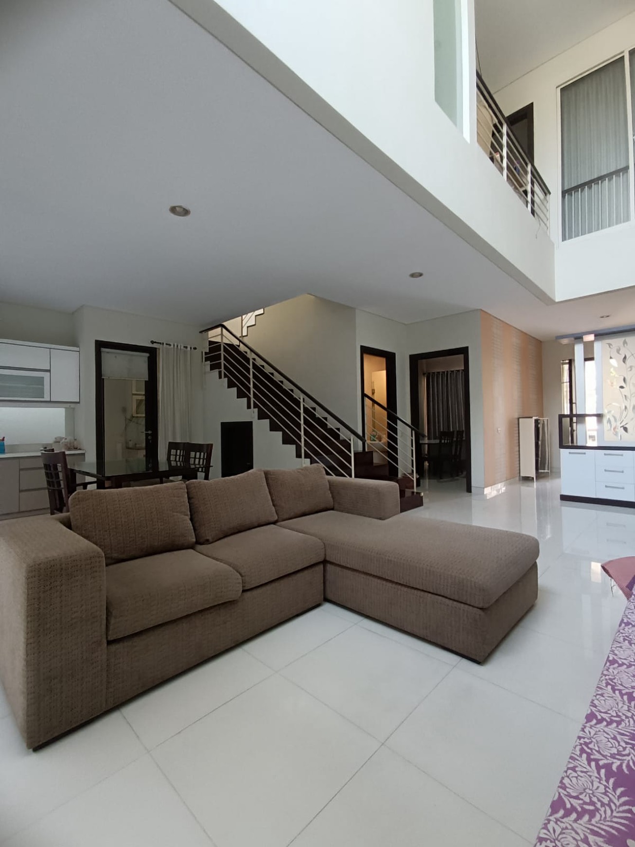 Disewakan Rumah Premium Graha Famili Desain Minimalis