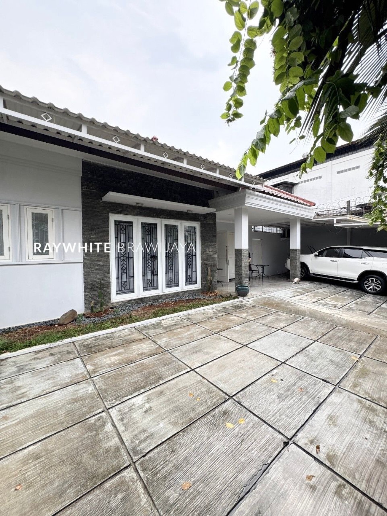Rumah Lama Siap Huni Lingkungan Tenang Area Kemang Utara