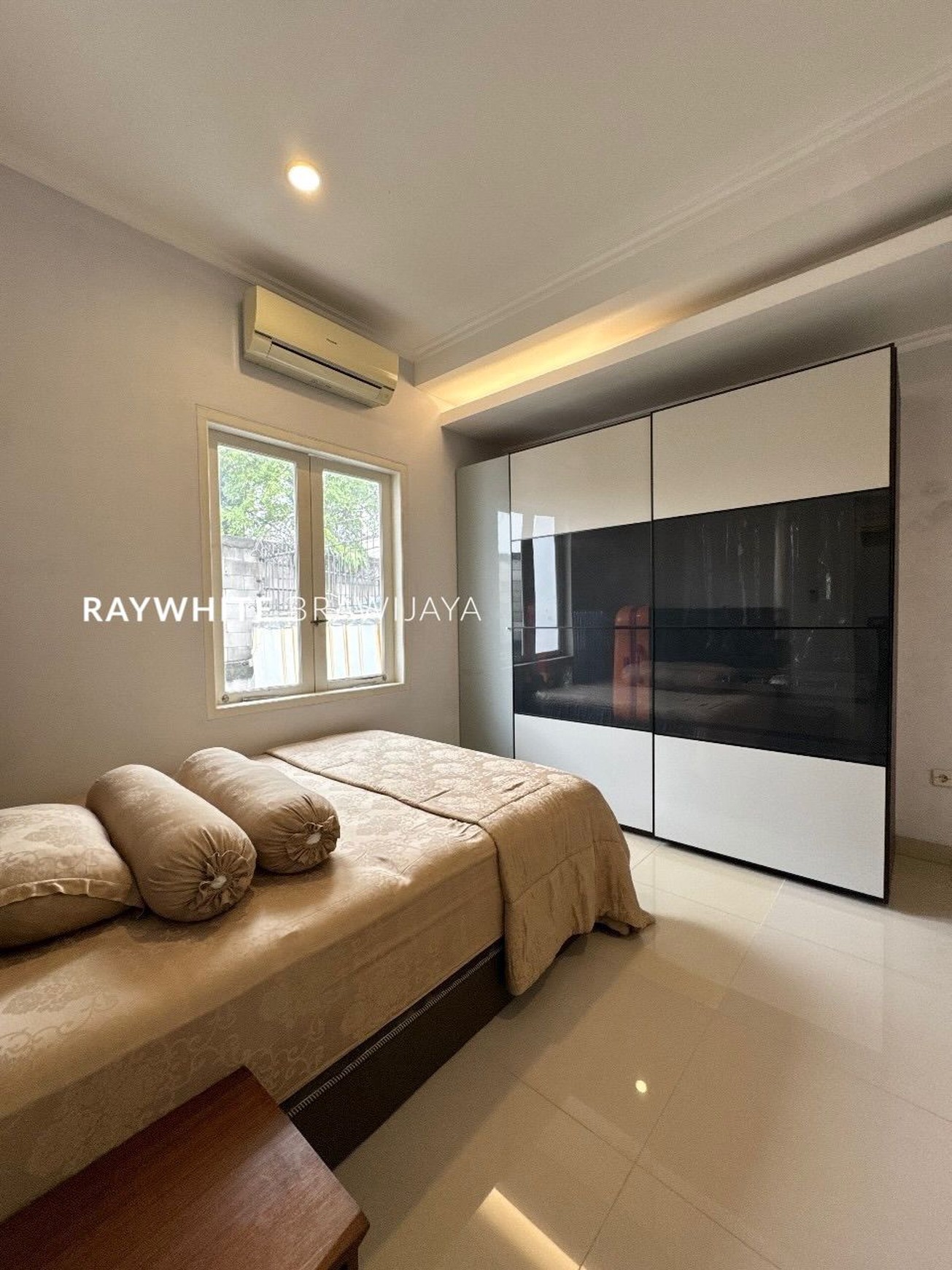 Rumah Lama Siap Huni Lingkungan Tenang Area Kemang Utara