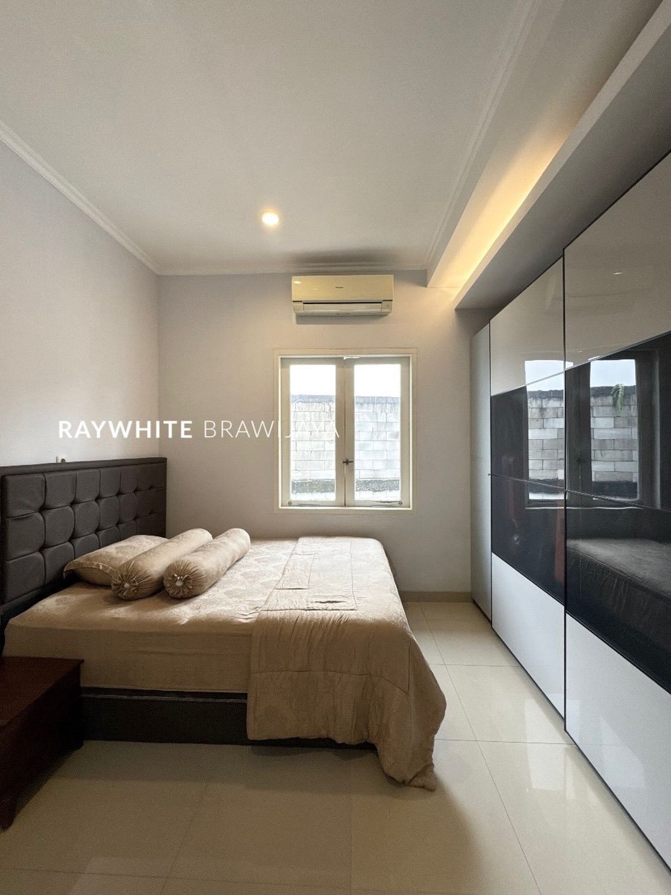 Rumah Lama Siap Huni Lingkungan Tenang Area Kemang Utara