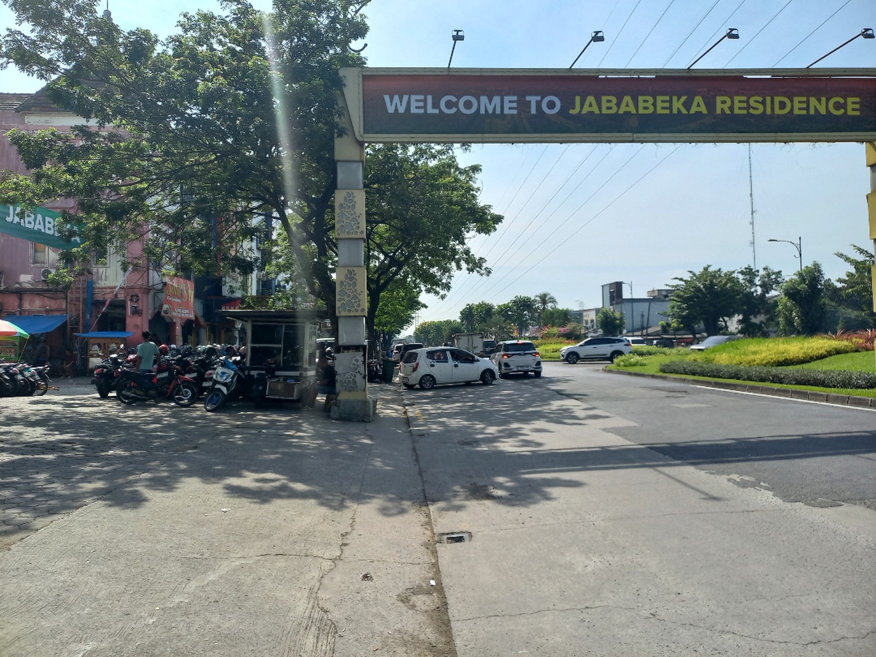 Ruko Komersial di Roxy Jababeka Berada di Pusat Niaga ,Hadap Jalan Utama 