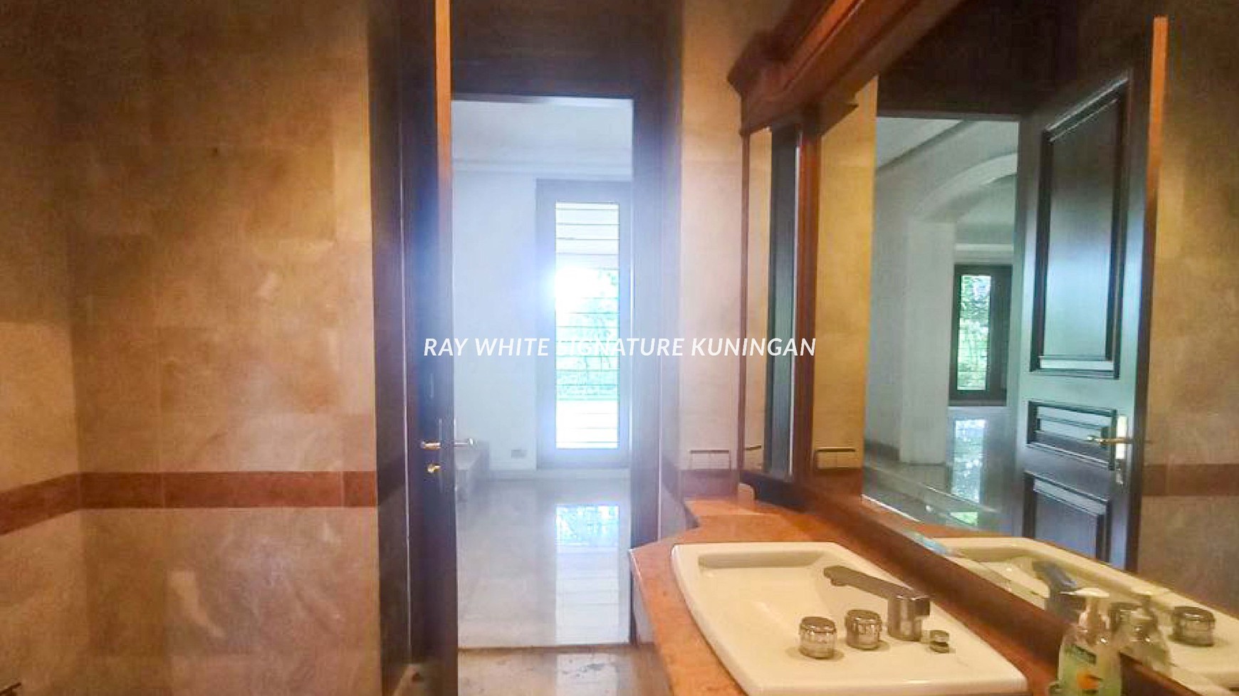 Rumah Mewah Lahan Luas di Jl Sekolah Kencana Lokasi Prime