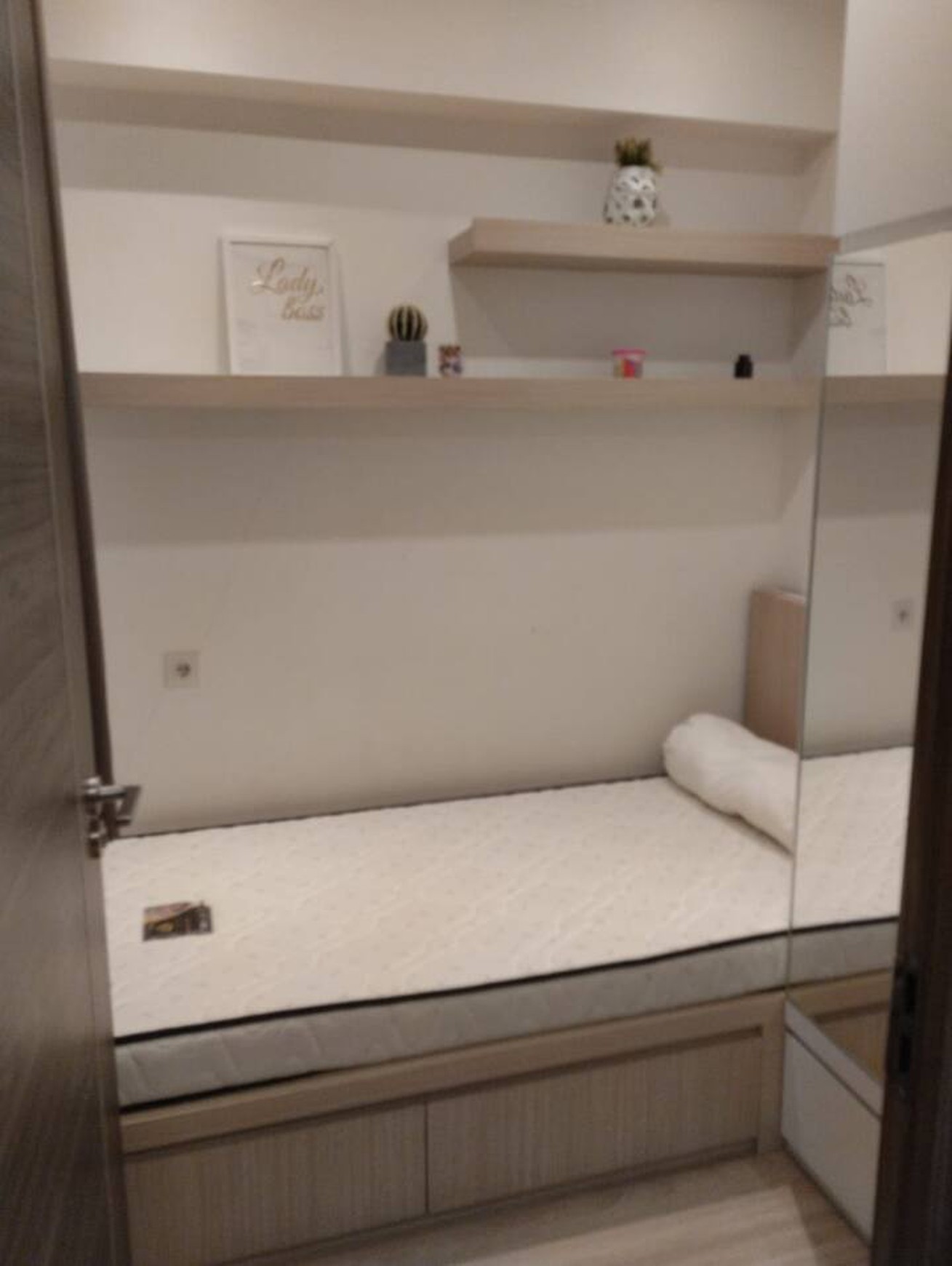 Apartemen Full Furnish  Eksklusif di skyhouse 