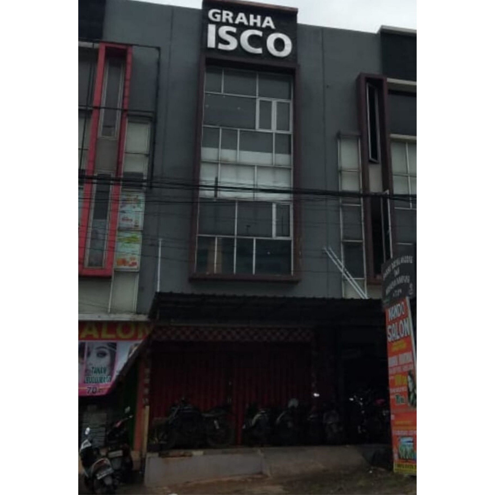 Ruko dengan Posisi Strategis Depan Pusat Perbelanjaan di Depok