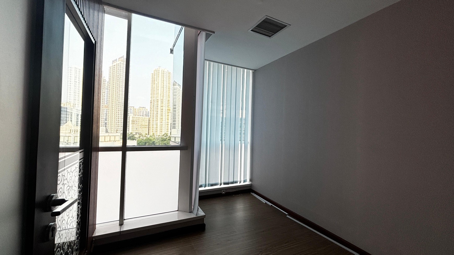 Ruang Kantor Menara Kuningan, Luas 156 m2,  Di Jl. HR Rasuna Said, Kuningan