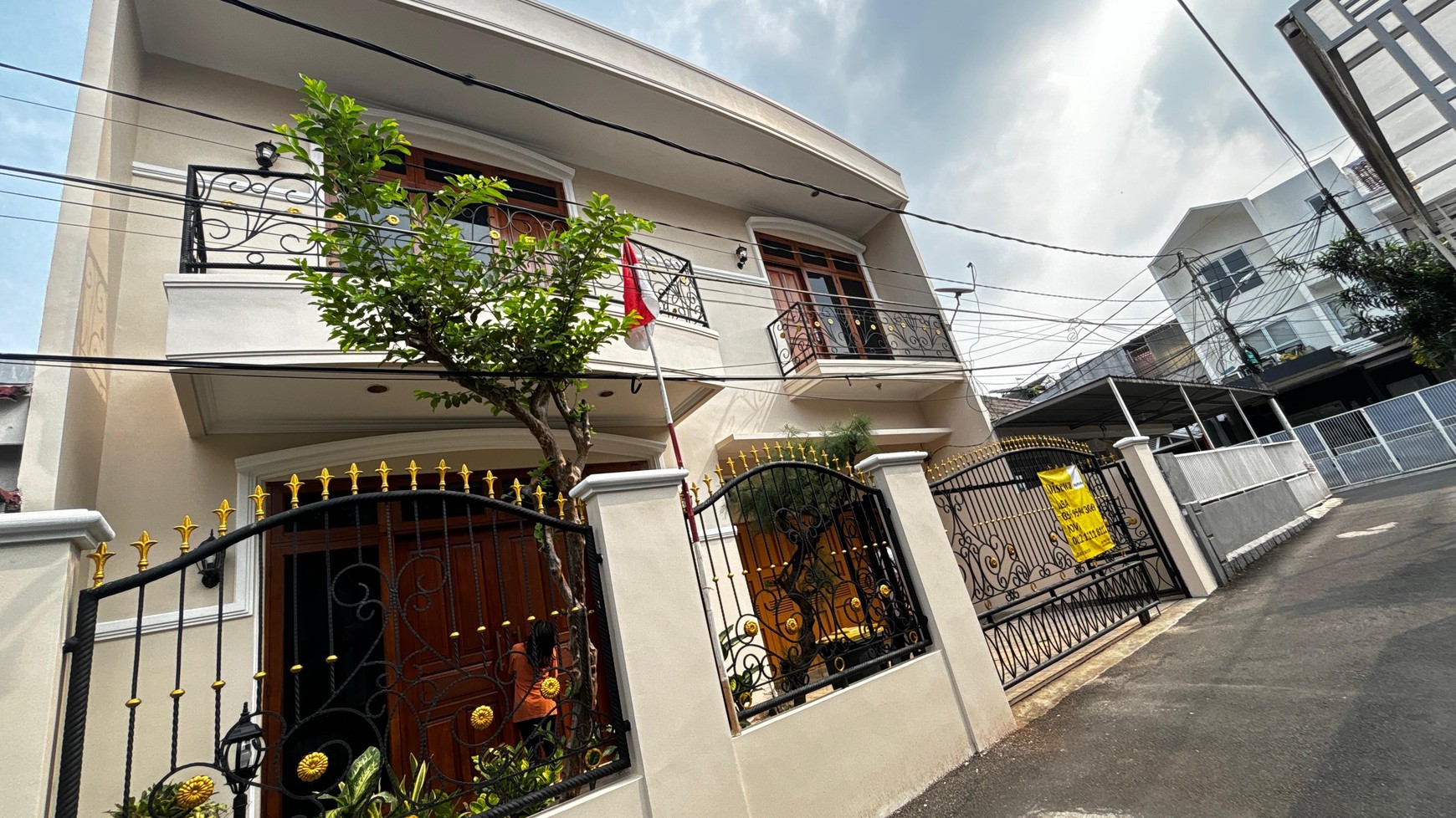 Rumah 2 Lantai, Cantik Siap Huni Di Tebet Barat, Hanya 5 Menit Ke Jl. MT Haryono