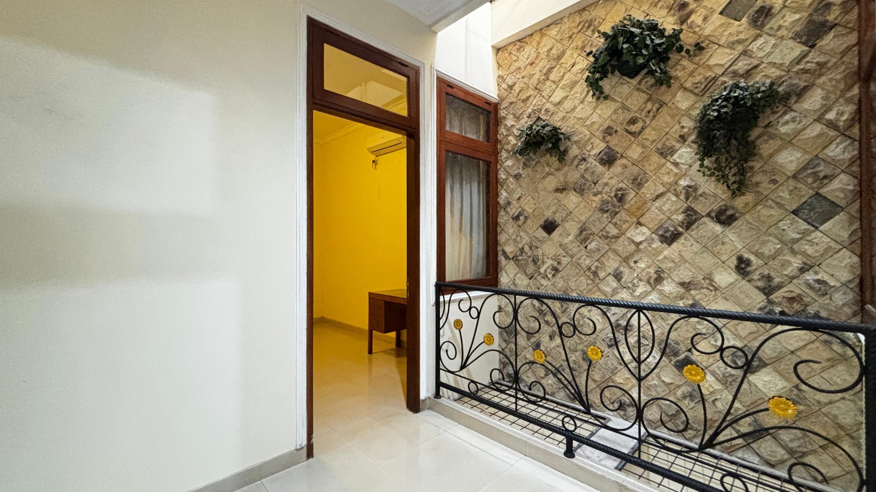 Rumah 2 Lantai, Cantik Siap Huni Di Tebet Barat, Hanya 5 Menit Ke Jl. MT Haryono