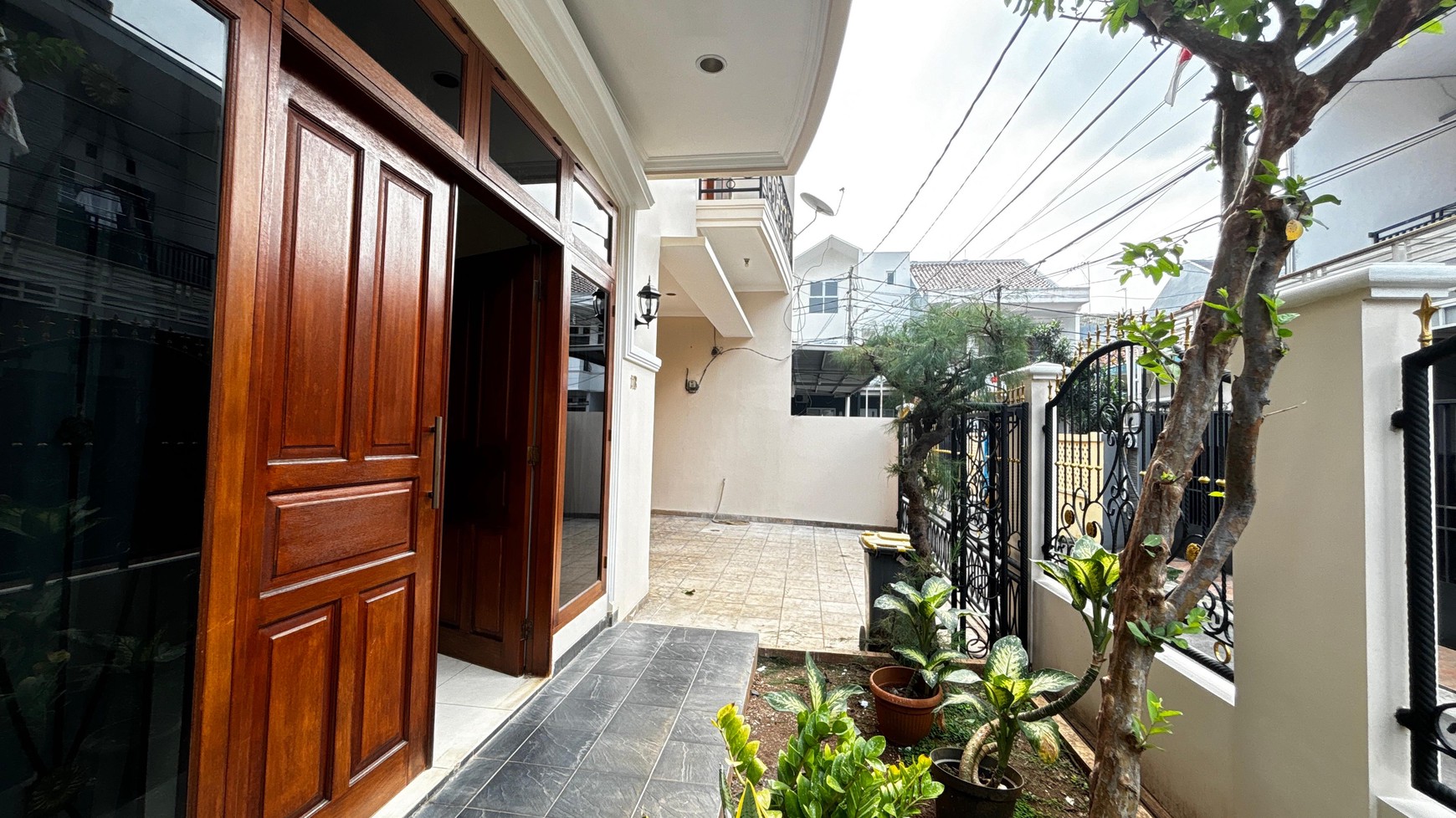 Rumah 2 Lantai, Cantik Siap Huni Di Tebet Barat, Hanya 5 Menit Ke Jl. MT Haryono
