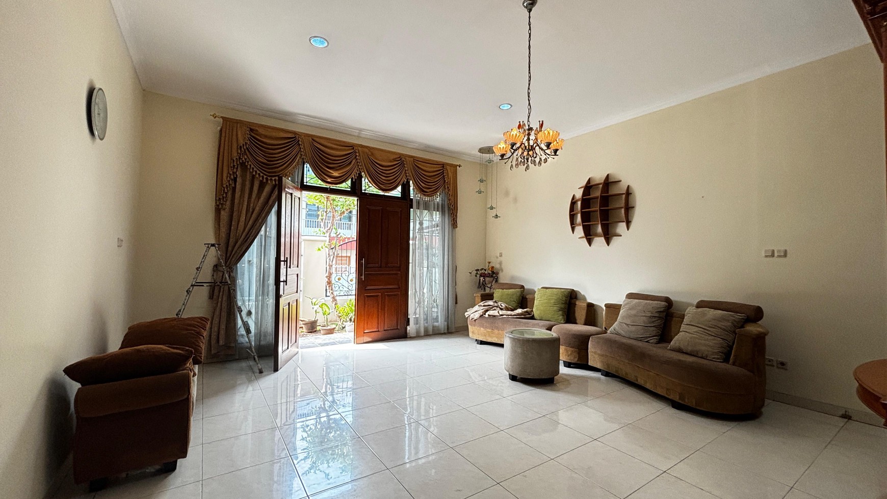 Rumah 2 Lantai, Cantik Siap Huni Di Tebet Barat, Hanya 5 Menit Ke Jl. MT Haryono