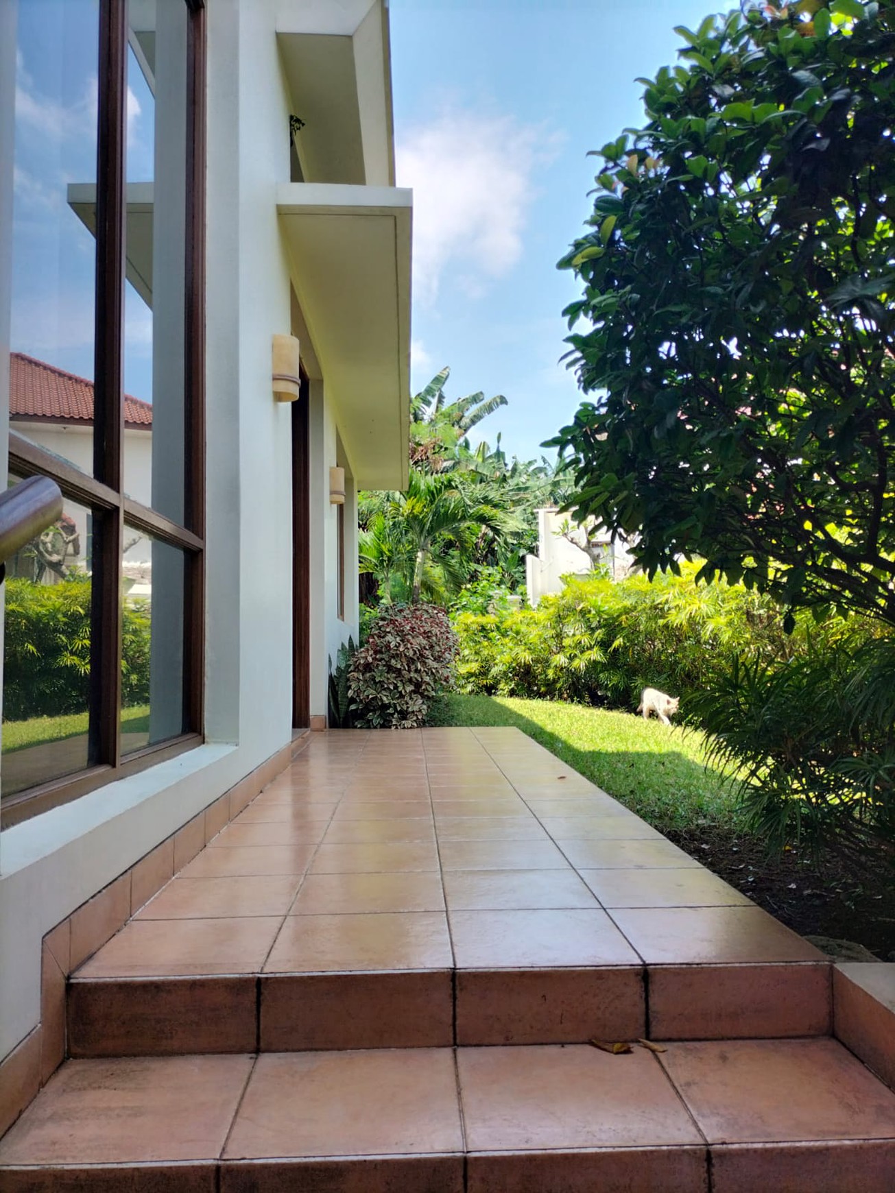 Rumah di Jakarta Selatan Semi Furnished Luas 415 m2 Bangunan 320 m2 KT 3+2 KM 3+1 Posisi HOOK Surat SHM