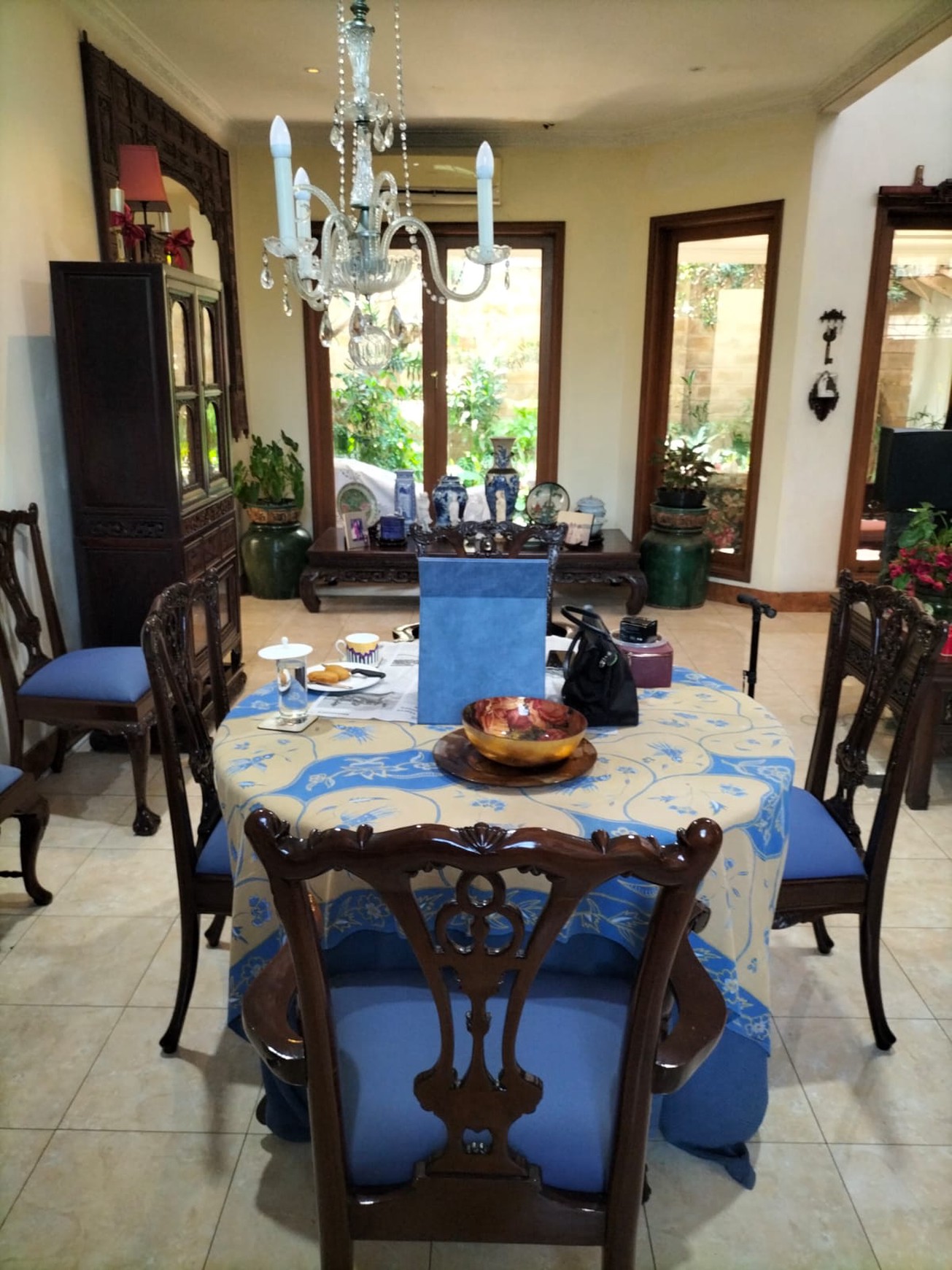 Rumah di Jakarta Selatan Semi Furnished Luas 415 m2 Bangunan 320 m2 KT 3+2 KM 3+1 Posisi HOOK Surat SHM