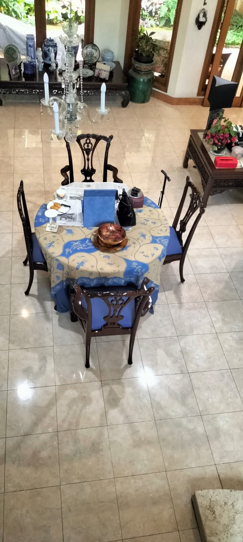 Rumah di Jakarta Selatan Semi Furnished Luas 415 m2 Bangunan 320 m2 KT 3+2 KM 3+1 Posisi HOOK Surat SHM