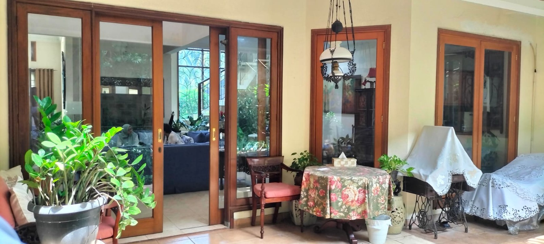 Rumah di Jakarta Selatan Semi Furnished Luas 415 m2 Bangunan 320 m2 KT 3+2 KM 3+1 Posisi HOOK Surat SHM