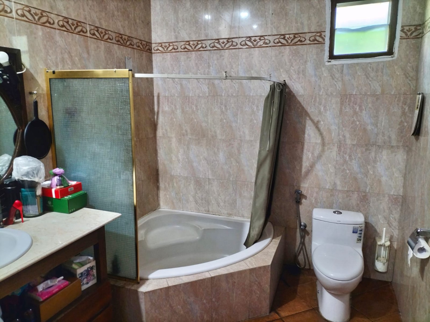 Rumah di Jakarta Selatan Semi Furnished Luas 415 m2 Bangunan 320 m2 KT 3+2 KM 3+1 Posisi HOOK Surat SHM