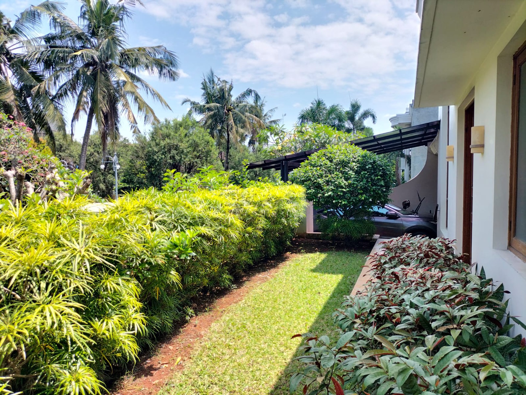 Rumah di Jakarta Selatan Semi Furnished Luas 415 m2 Bangunan 320 m2 KT 3+2 KM 3+1 Posisi HOOK Surat SHM