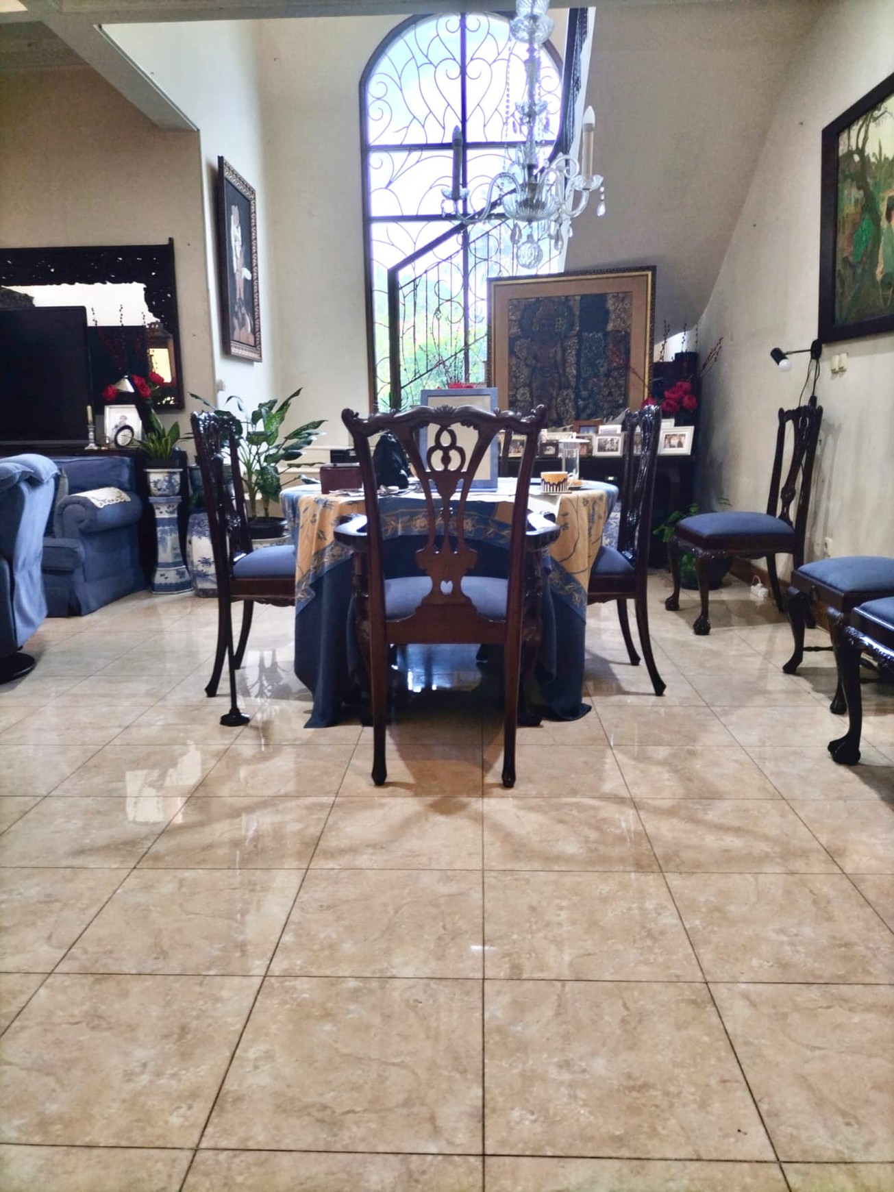 Rumah di Jakarta Selatan Semi Furnished Luas 415 m2 Bangunan 320 m2 KT 3+2 KM 3+1 Posisi HOOK Surat SHM