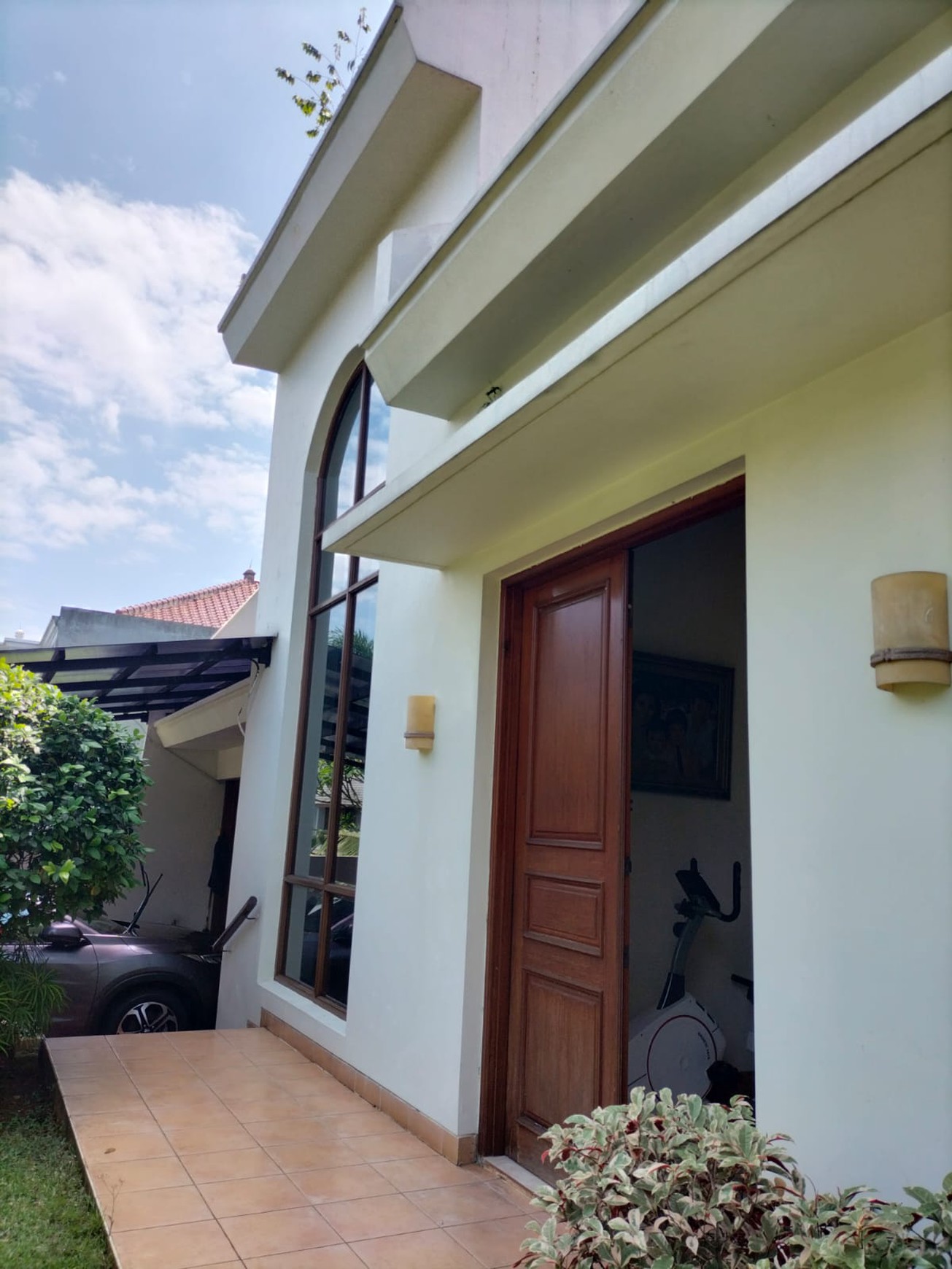 Rumah di Jakarta Selatan Semi Furnished Luas 415 m2 Bangunan 320 m2 KT 3+2 KM 3+1 Posisi HOOK Surat SHM