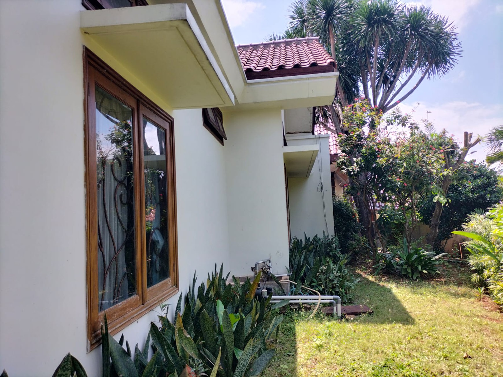 Rumah di Jakarta Selatan Semi Furnished Luas 415 m2 Bangunan 320 m2 KT 3+2 KM 3+1 Posisi HOOK Surat SHM