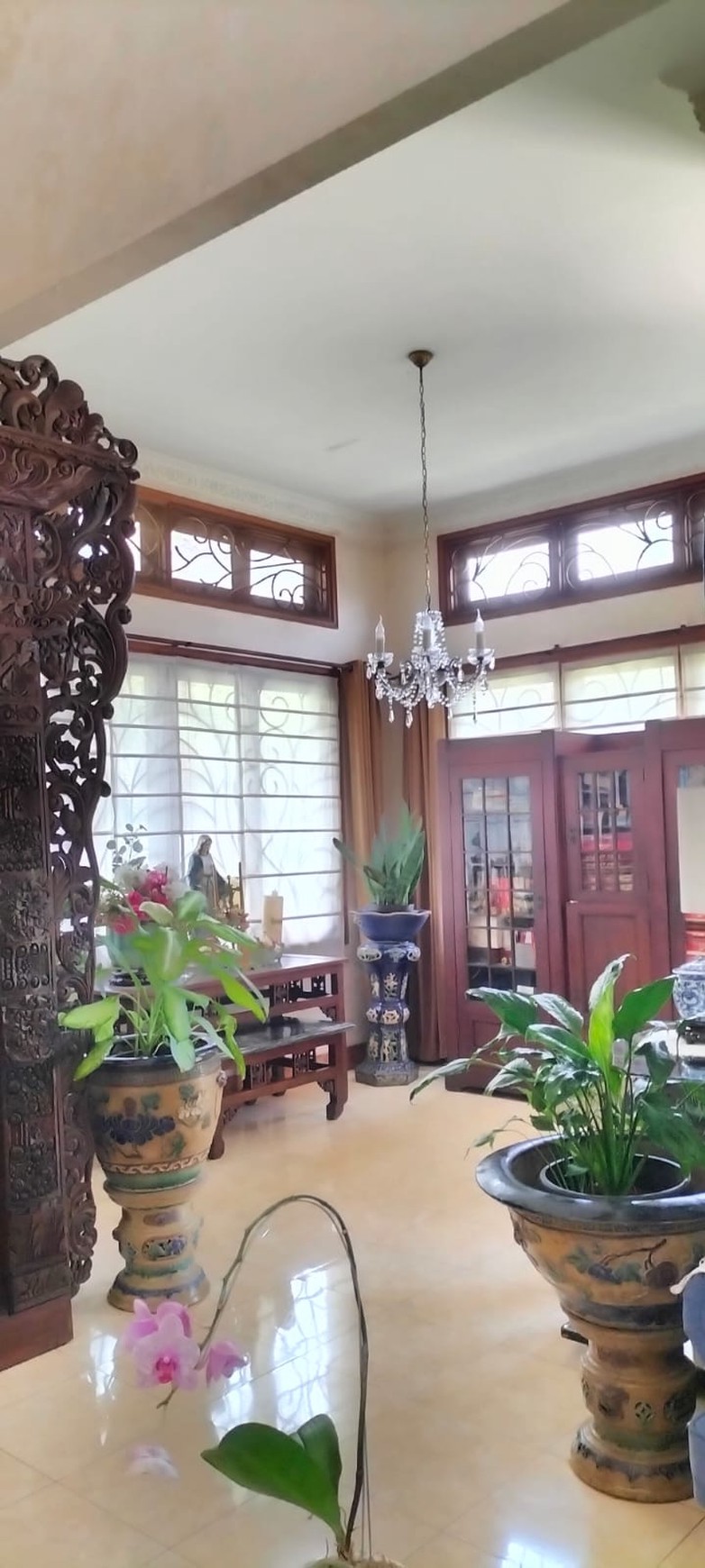 Rumah di Jakarta Selatan Semi Furnished Luas 415 m2 Bangunan 320 m2 KT 3+2 KM 3+1 Posisi HOOK Surat SHM