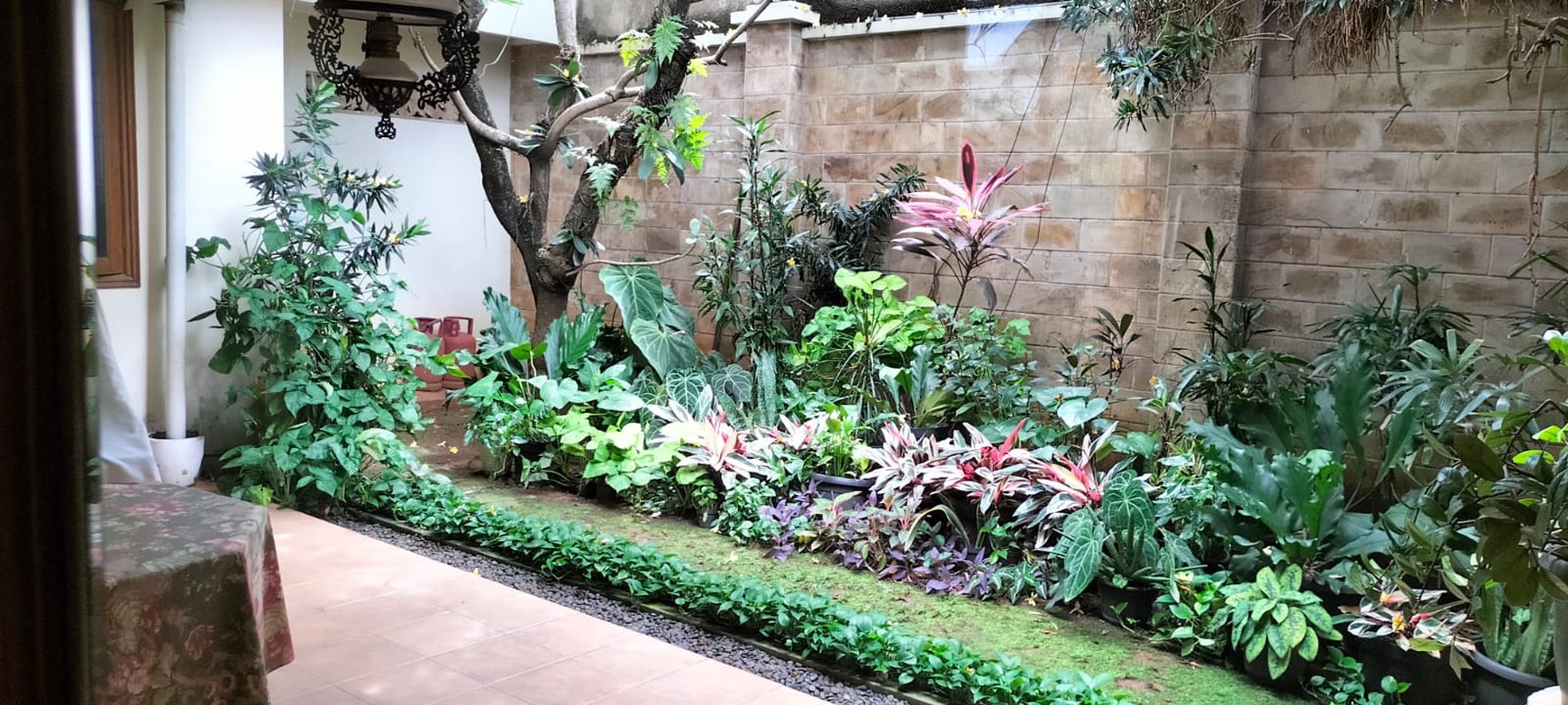 Rumah di Jakarta Selatan Semi Furnished Luas 415 m2 Bangunan 320 m2 KT 3+2 KM 3+1 Posisi HOOK Surat SHM