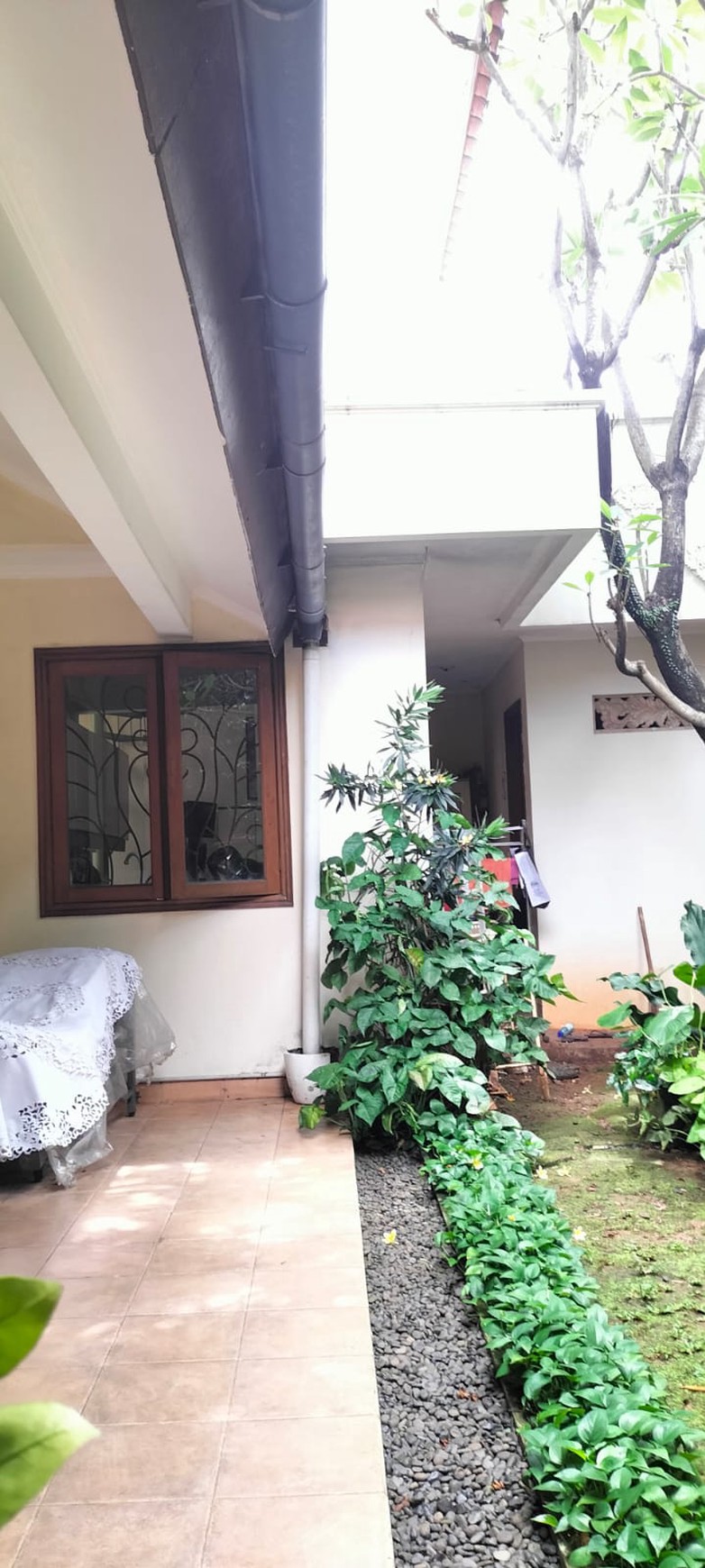 Rumah di Jakarta Selatan Semi Furnished Luas 415 m2 Bangunan 320 m2 KT 3+2 KM 3+1 Posisi HOOK Surat SHM