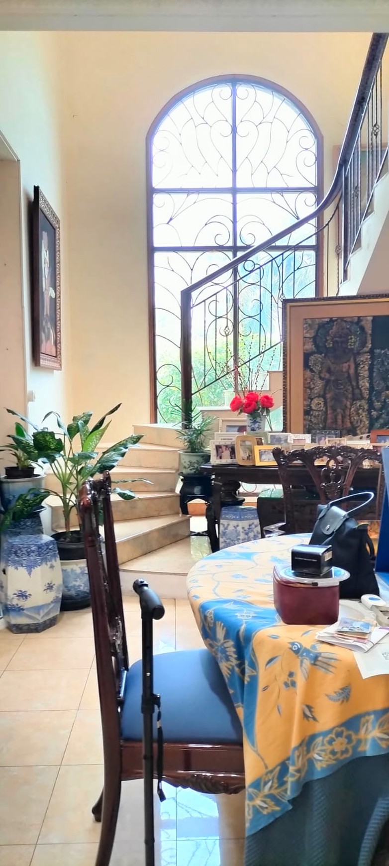 Rumah di Jakarta Selatan Semi Furnished Luas 415 m2 Bangunan 320 m2 KT 3+2 KM 3+1 Posisi HOOK Surat SHM