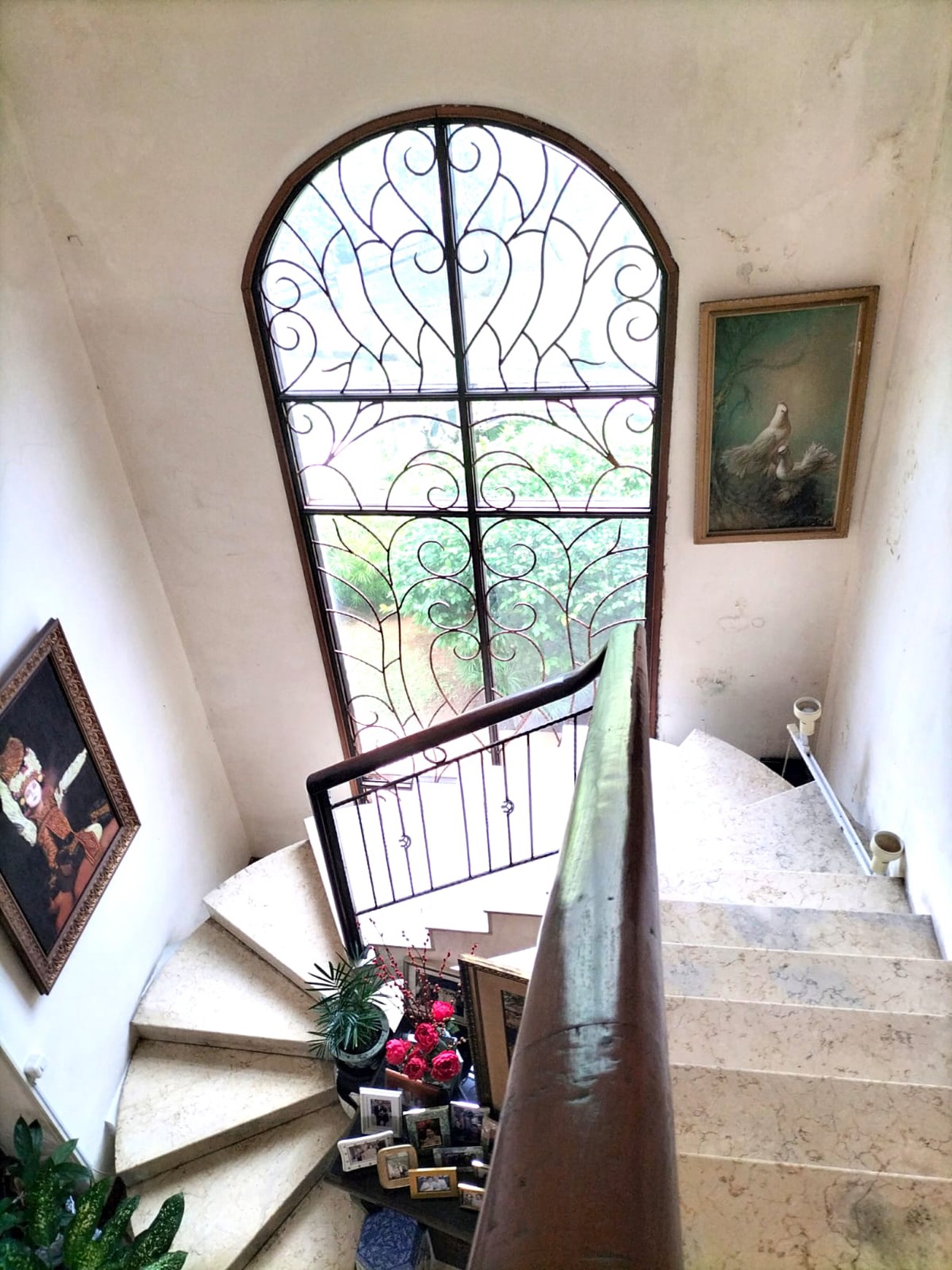 Rumah di Jakarta Selatan Semi Furnished Luas 415 m2 Bangunan 320 m2 KT 3+2 KM 3+1 Posisi HOOK Surat SHM