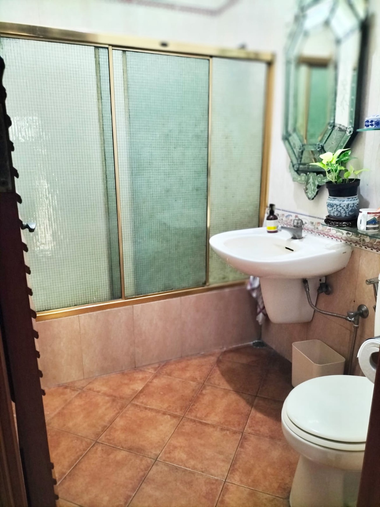 Rumah di Jakarta Selatan Semi Furnished Luas 415 m2 Bangunan 320 m2 KT 3+2 KM 3+1 Posisi HOOK Surat SHM