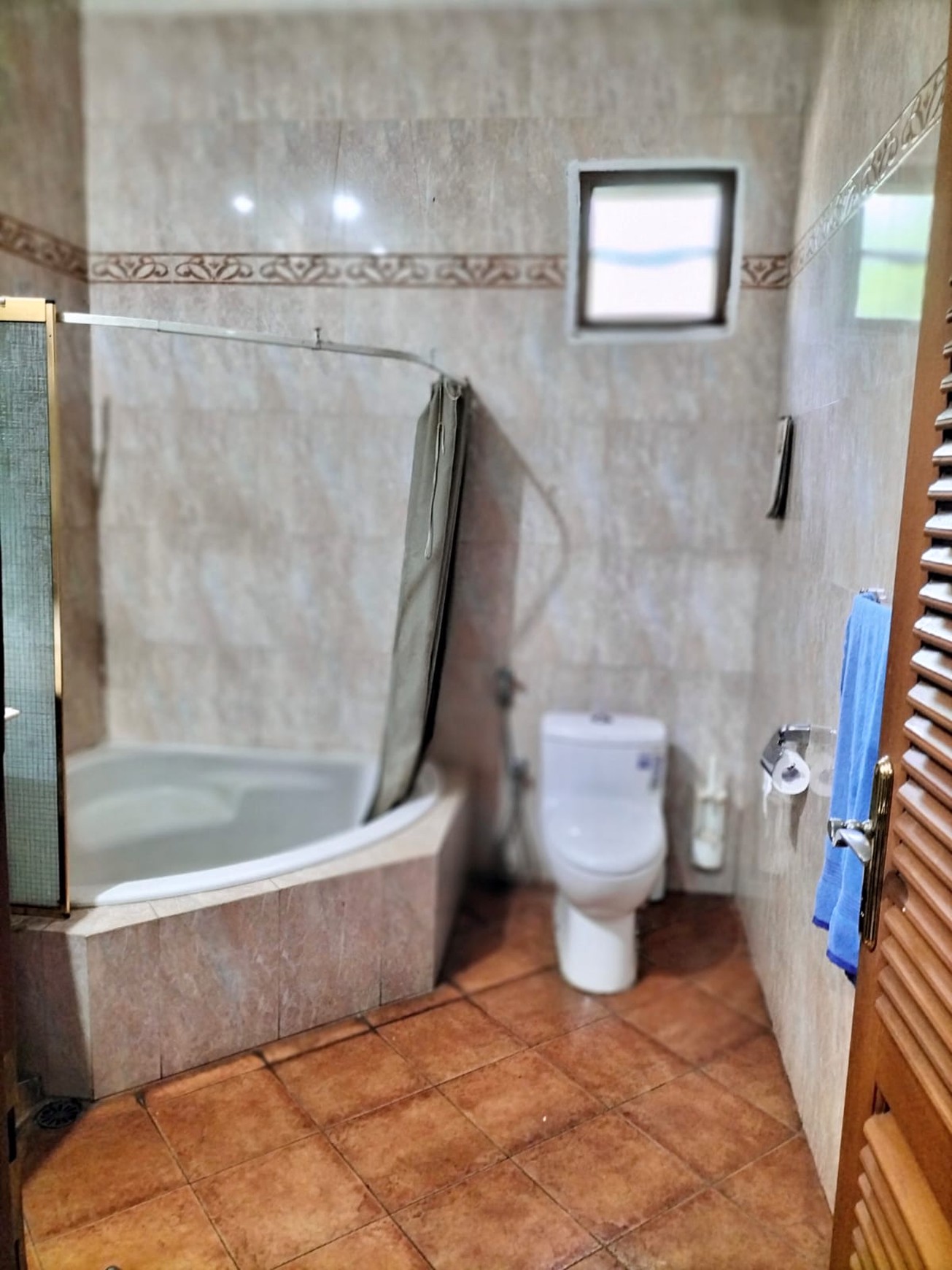 Rumah di Jakarta Selatan Semi Furnished Luas 415 m2 Bangunan 320 m2 KT 3+2 KM 3+1 Posisi HOOK Surat SHM