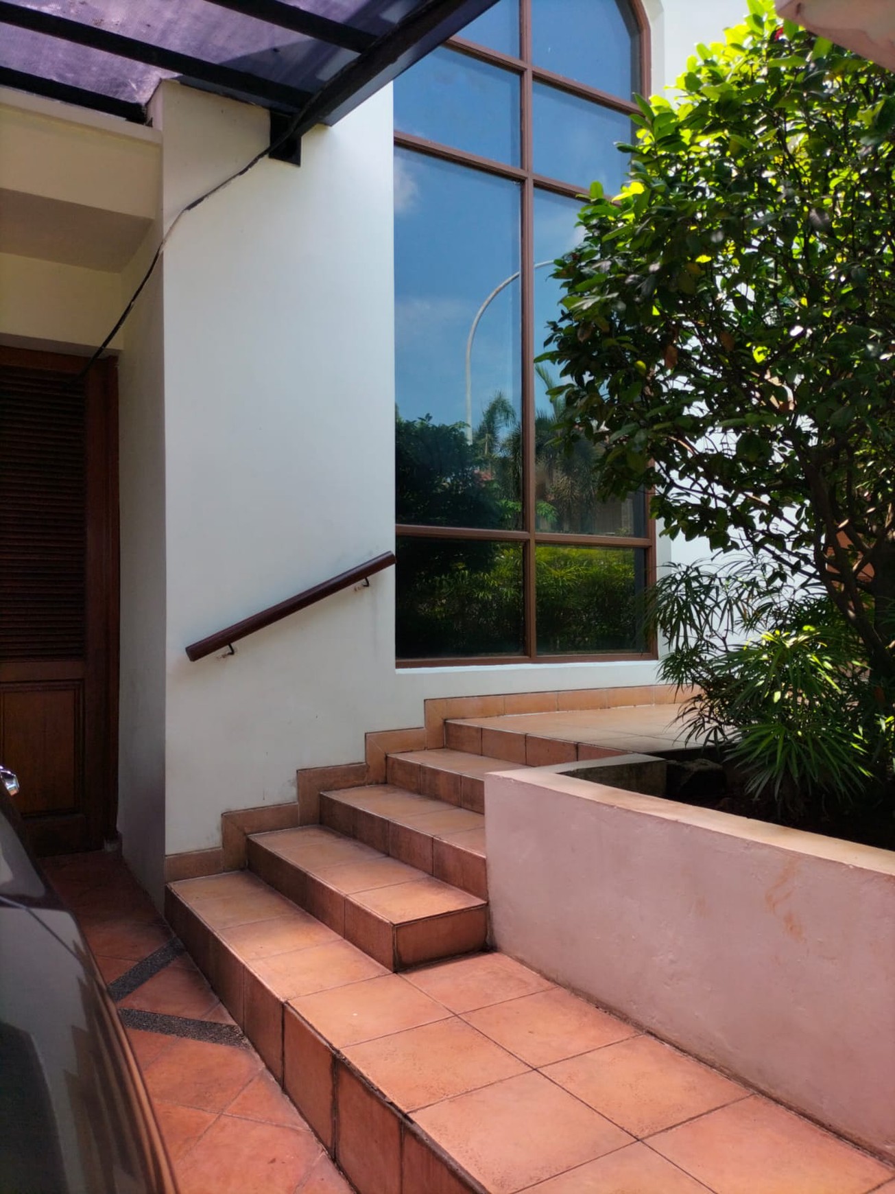 Rumah di Jakarta Selatan Semi Furnished Luas 415 m2 Bangunan 320 m2 KT 3+2 KM 3+1 Posisi HOOK Surat SHM