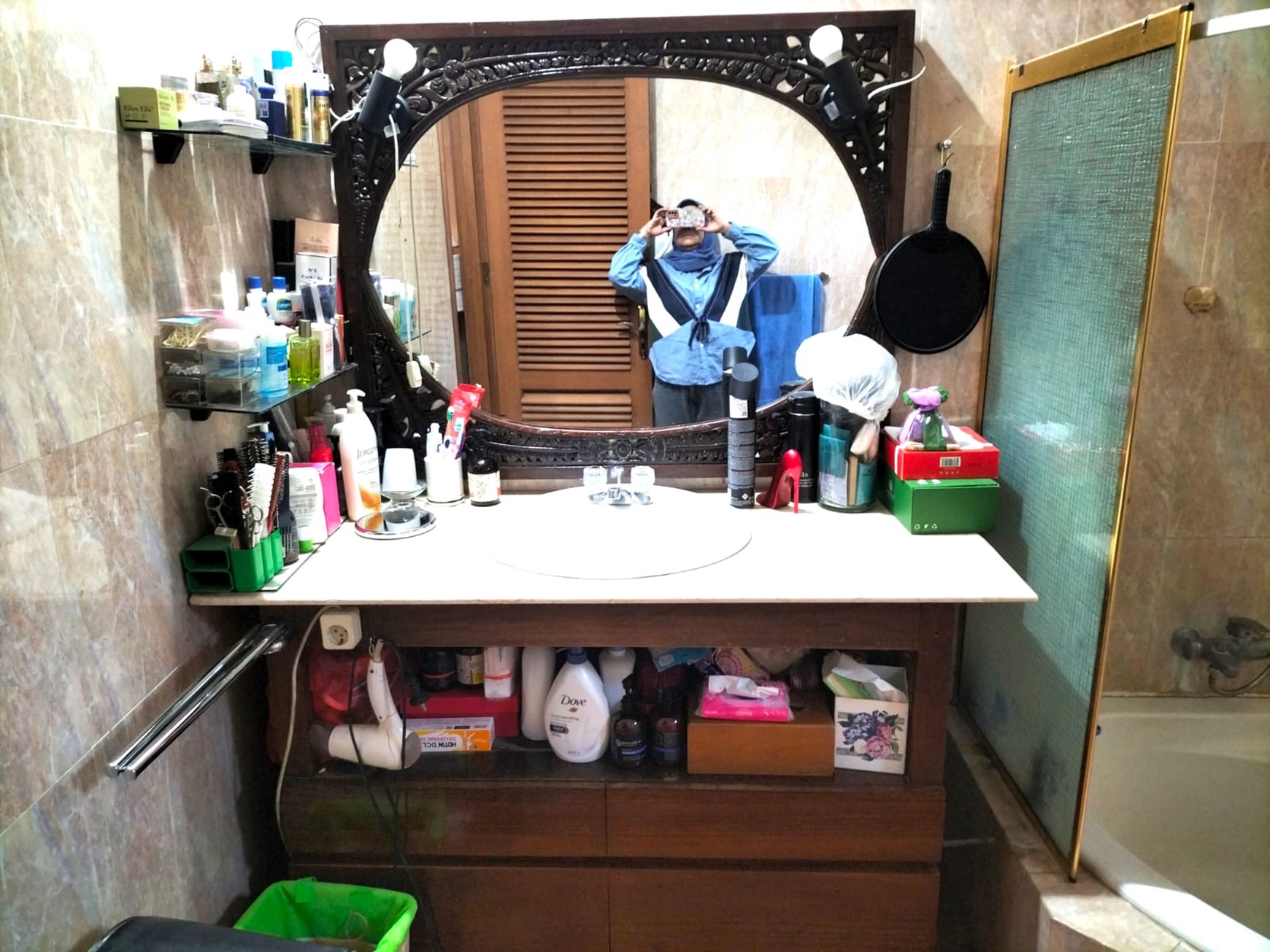 Rumah di Jakarta Selatan Semi Furnished Luas 415 m2 Bangunan 320 m2 KT 3+2 KM 3+1 Posisi HOOK Surat SHM