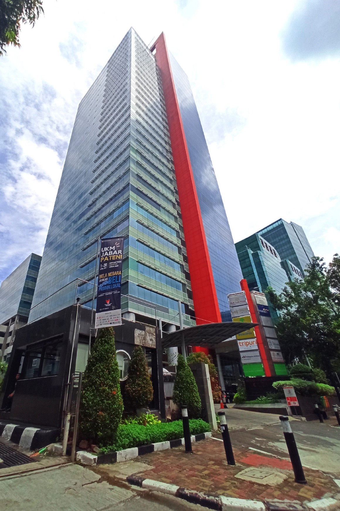 Menara Kuningan, 122 m2, siap huni, cocok untuk kantor Pengacara, kantor konsultan, 5 jalan kaki menit ke stasiun LRT dan Bus Trans Jakarta