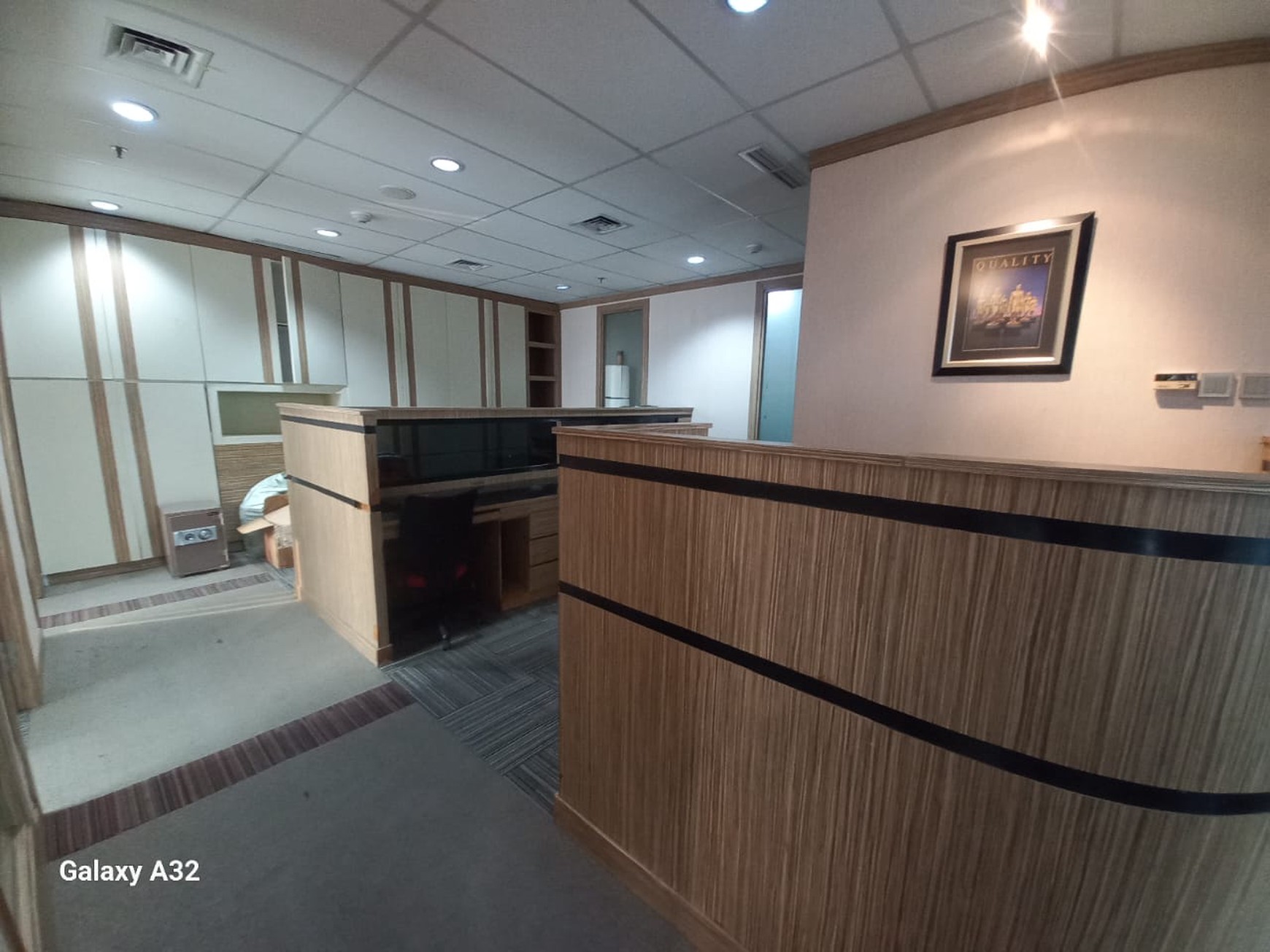 Menara Kuningan, 122 m2, siap huni, cocok untuk kantor Pengacara, kantor konsultan, 5 jalan kaki menit ke stasiun LRT dan Bus Trans Jakarta