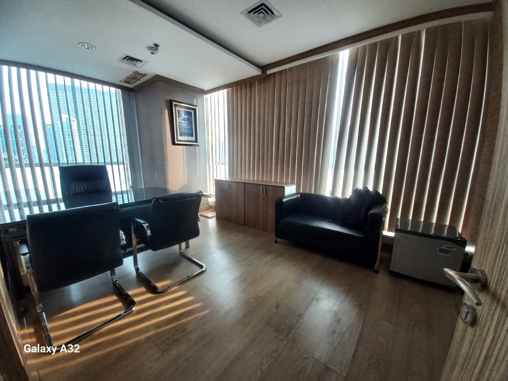 Menara Kuningan, 122 m2, siap huni, cocok untuk kantor Pengacara, kantor konsultan, 5 jalan kaki menit ke stasiun LRT dan Bus Trans Jakarta
