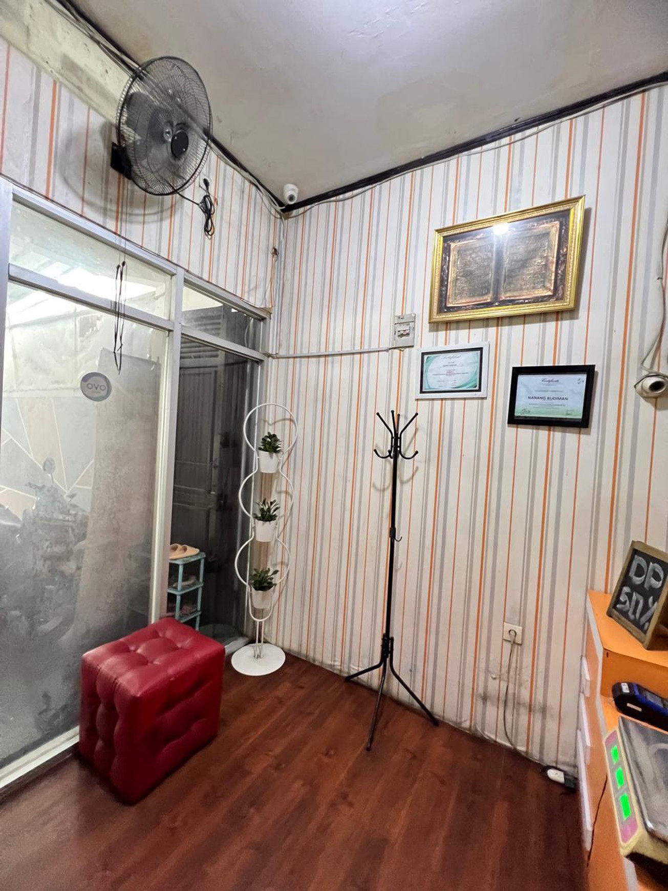Rumah dengan lahan parkir luas cck huni dan usaha di Ciputat