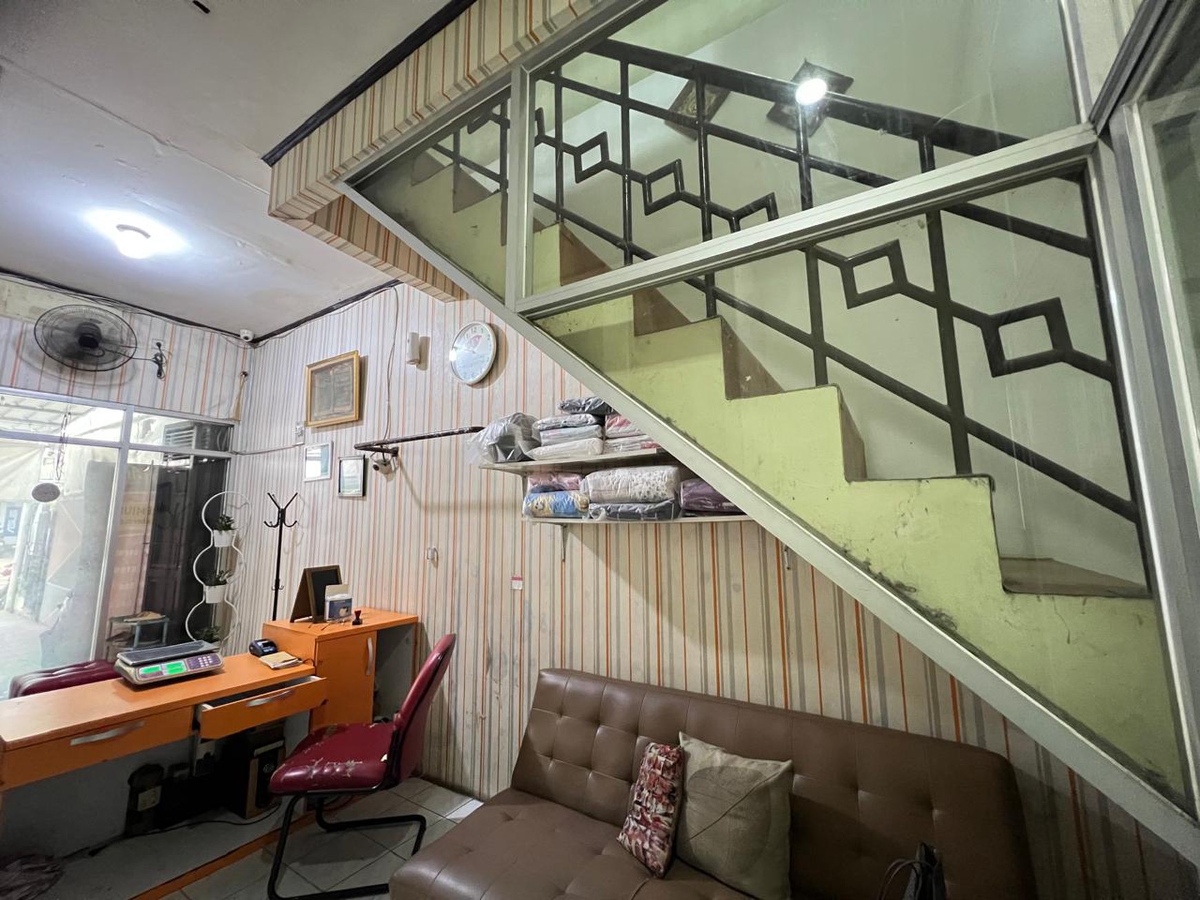 Rumah dengan lahan parkir luas cck huni dan usaha di Ciputat