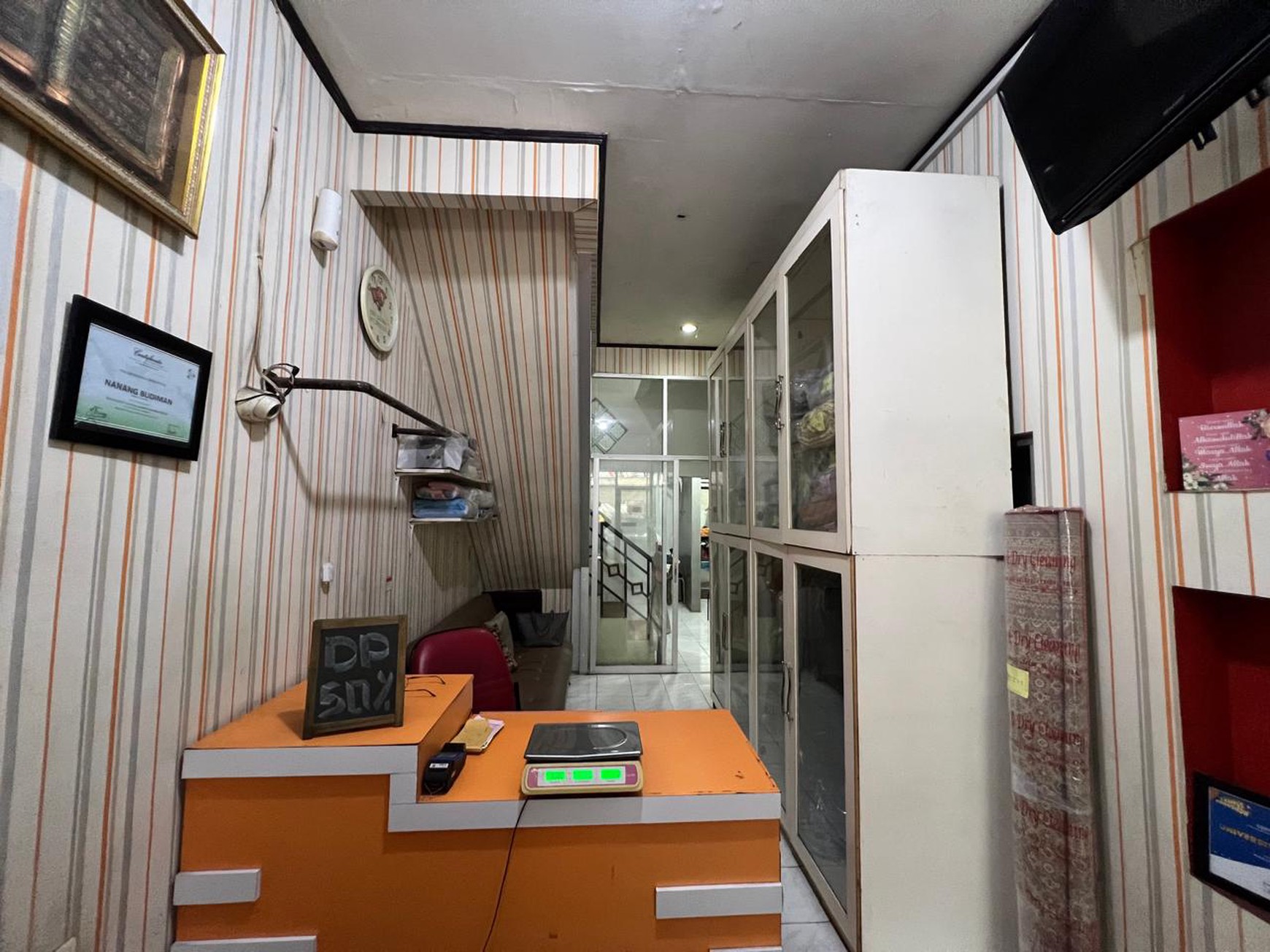Rumah dengan lahan parkir luas cck huni dan usaha di Ciputat