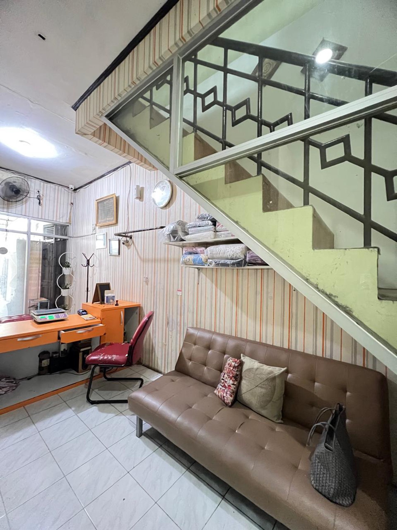 Rumah dengan lahan parkir luas cck huni dan usaha di Ciputat