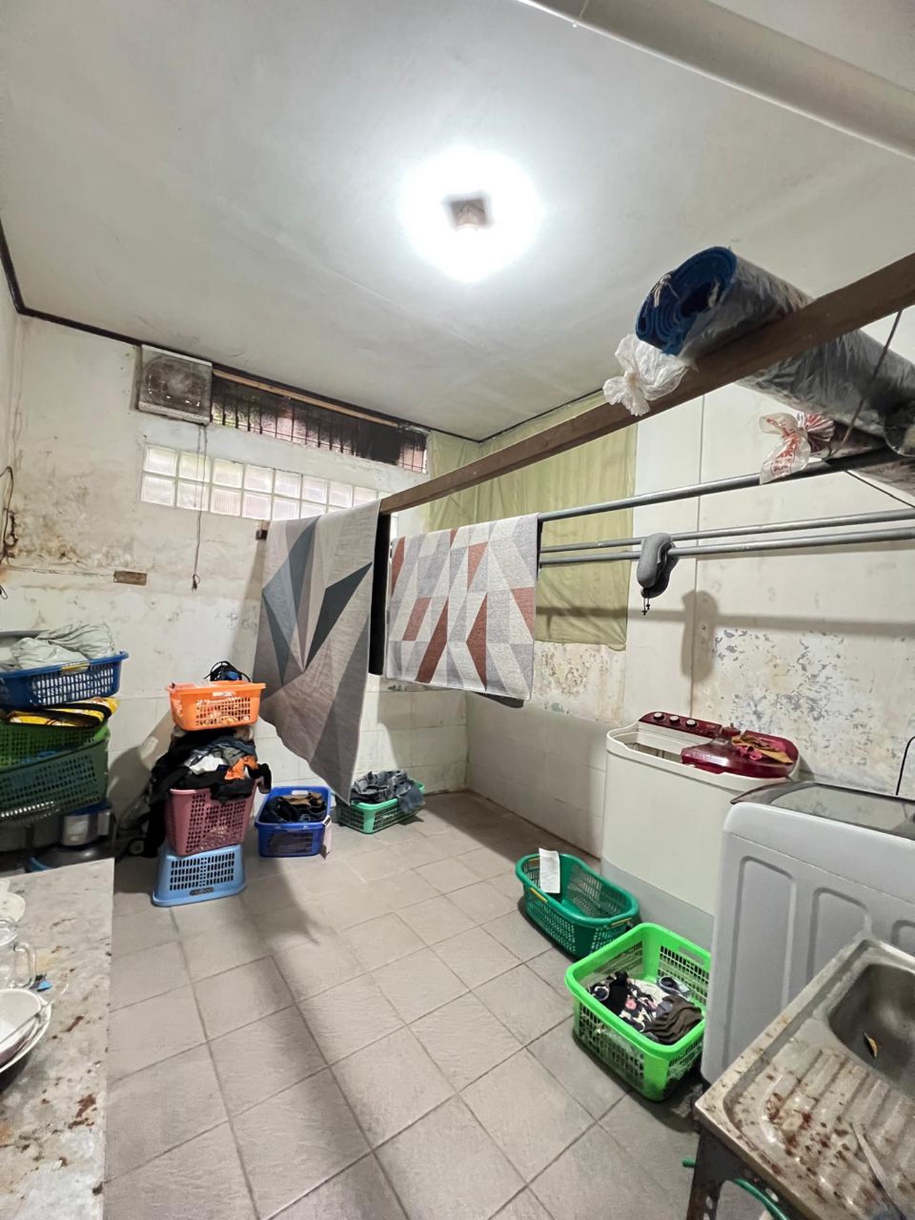 Rumah dengan lahan parkir luas cck huni dan usaha di Ciputat