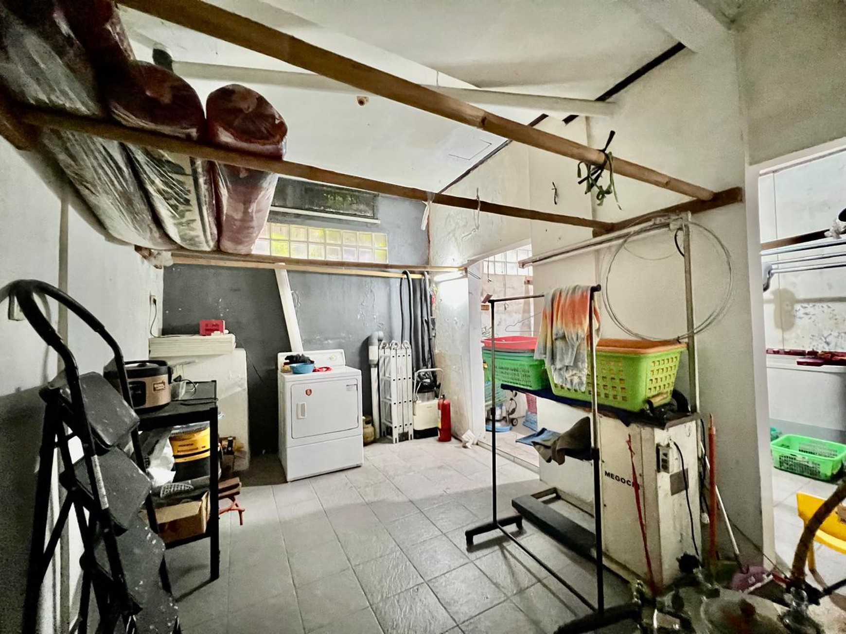 Rumah dengan lahan parkir luas cck huni dan usaha di Ciputat