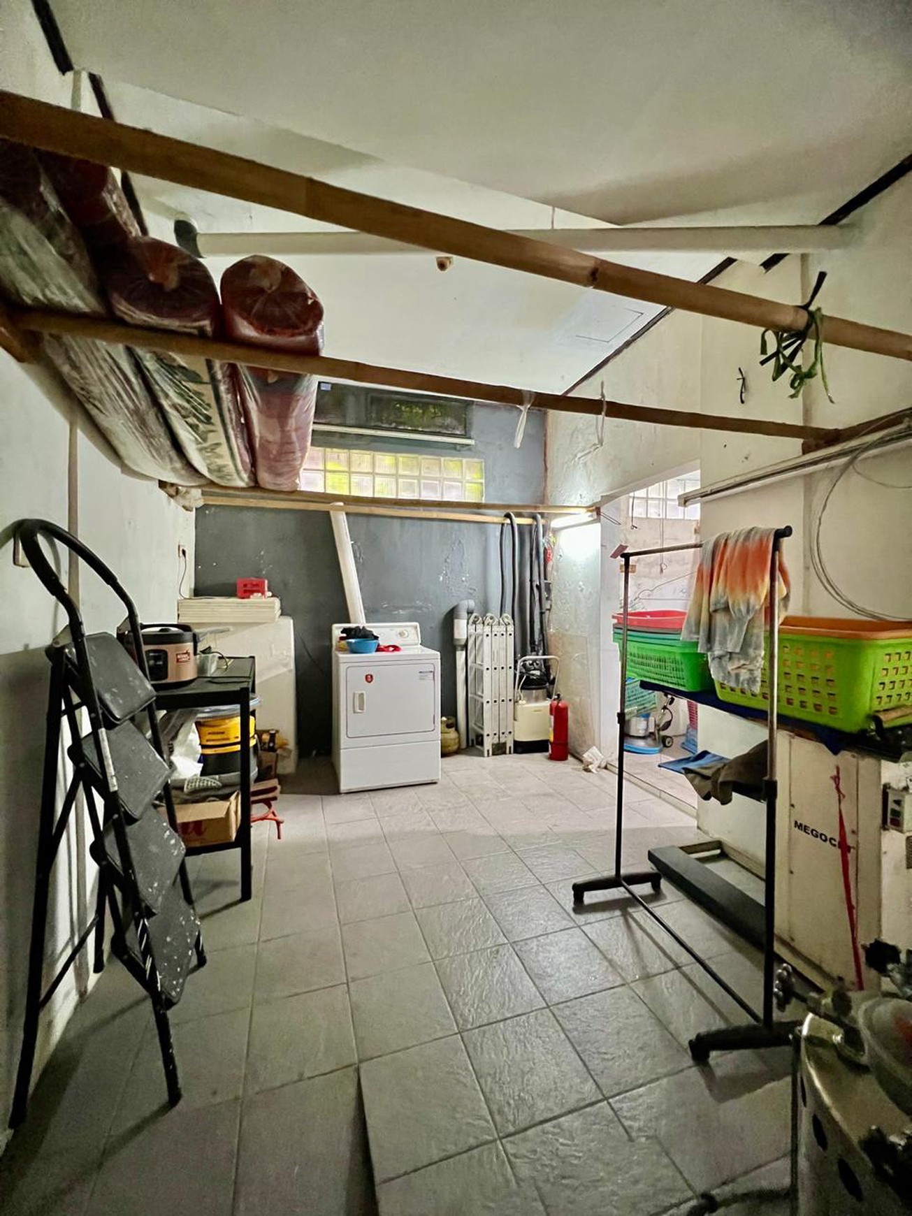 Rumah dengan lahan parkir luas cck huni dan usaha di Ciputat