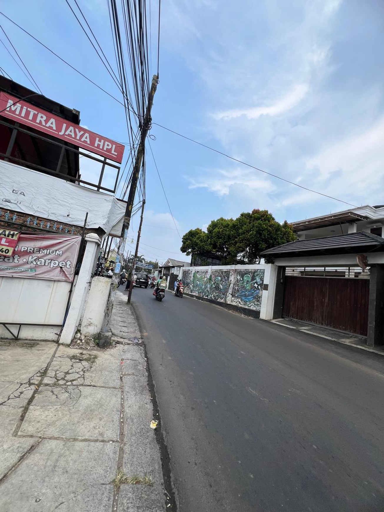 Rumah dengan lahan parkir luas cck huni dan usaha di Ciputat
