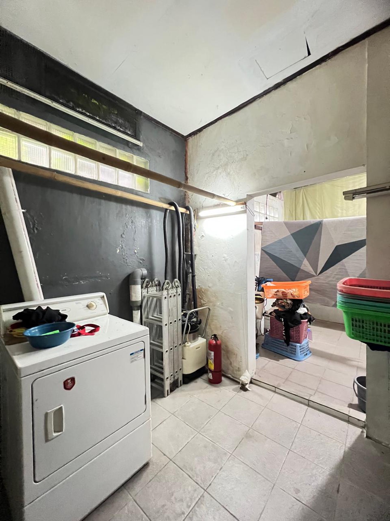 Rumah dengan lahan parkir luas cck huni dan usaha di Ciputat