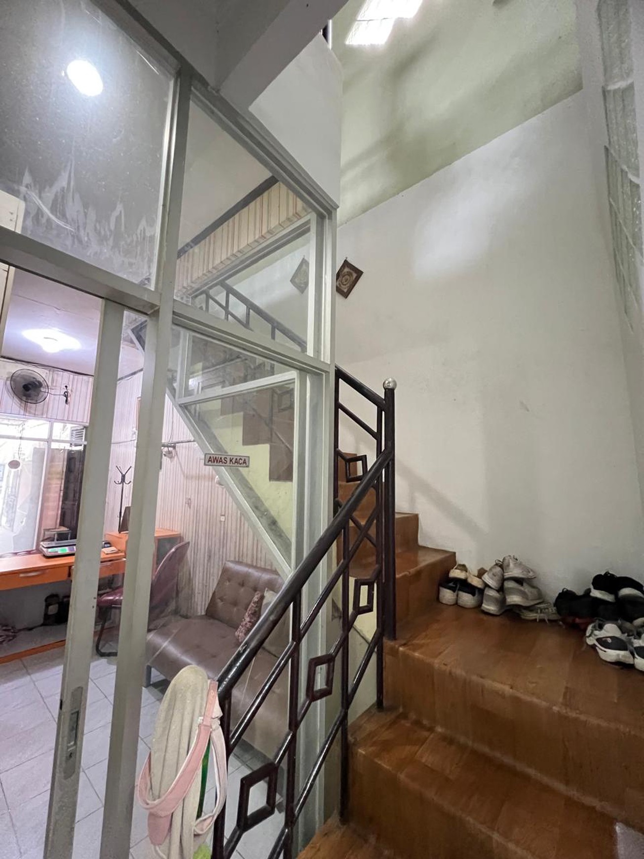 Rumah dengan lahan parkir luas cck huni dan usaha di Ciputat