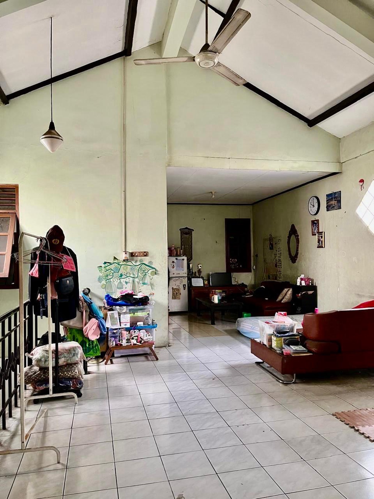 Rumah dengan lahan parkir luas cck huni dan usaha di Ciputat