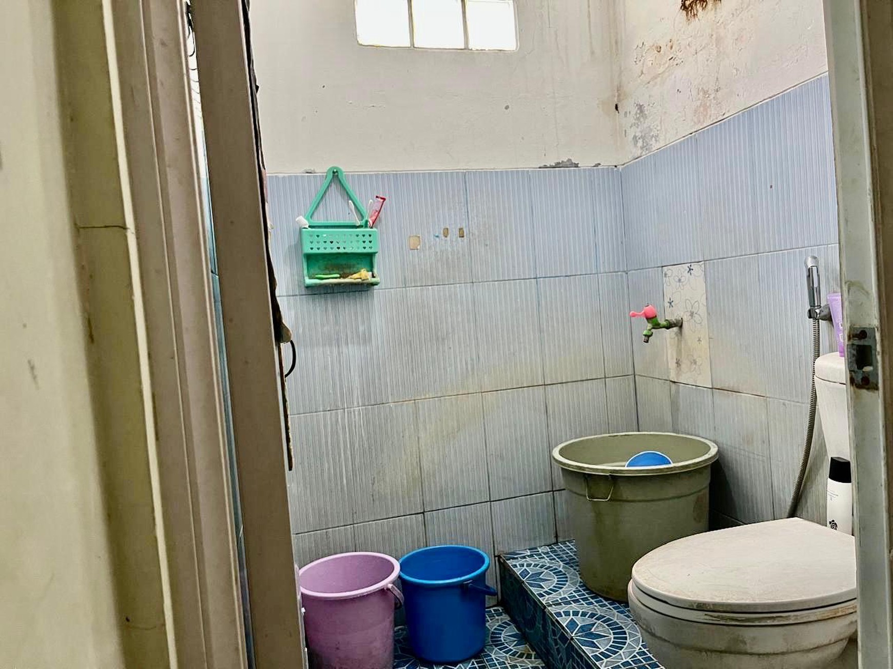 Rumah dengan lahan parkir luas cck huni dan usaha di Ciputat