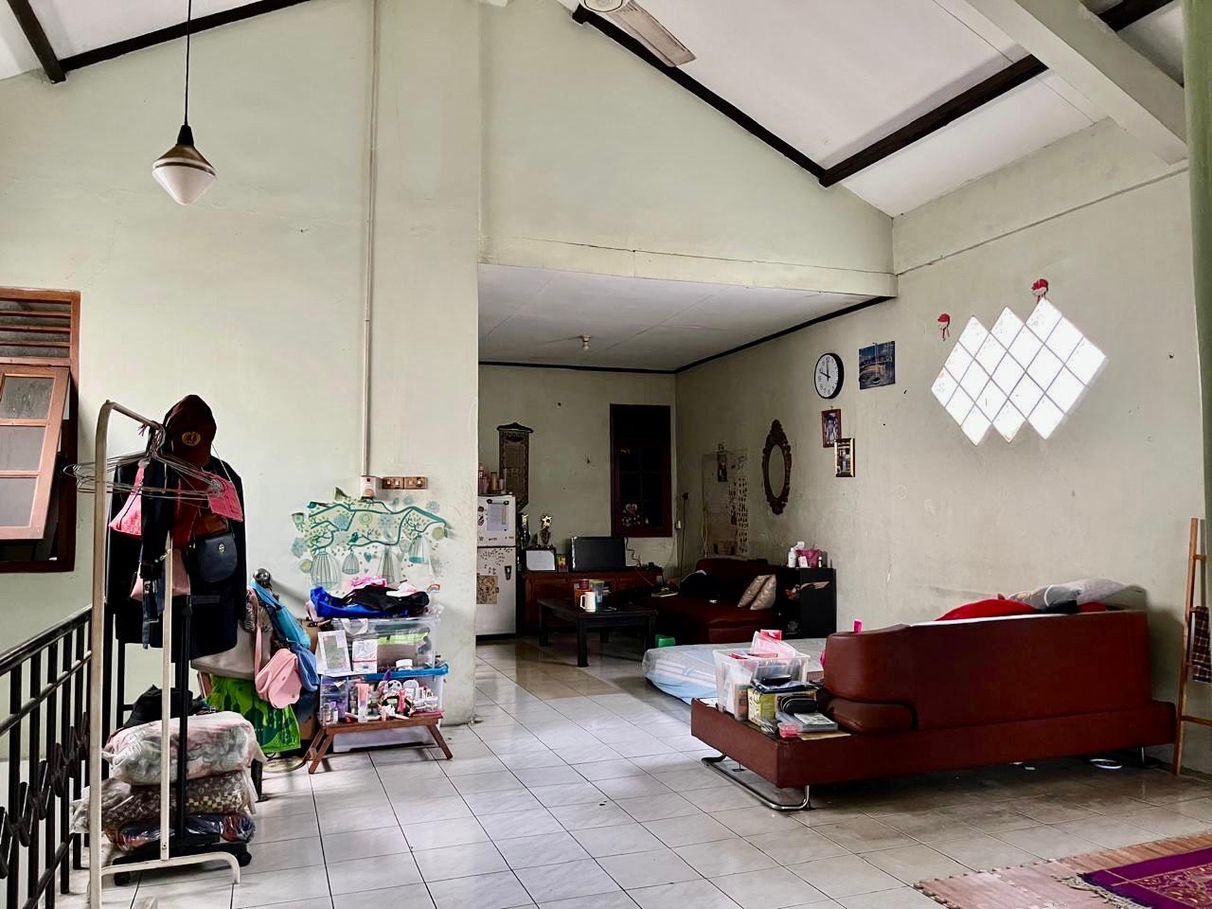 Rumah dengan lahan parkir luas cck huni dan usaha di Ciputat