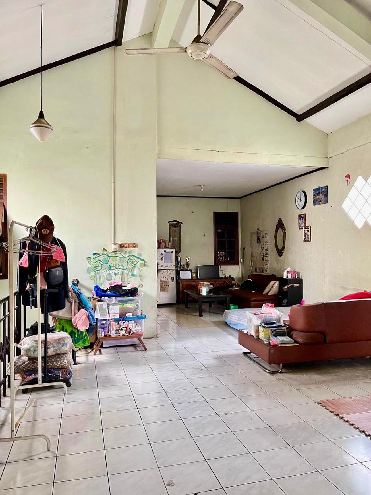 Rumah dengan lahan parkir luas cck huni dan usaha di Ciputat
